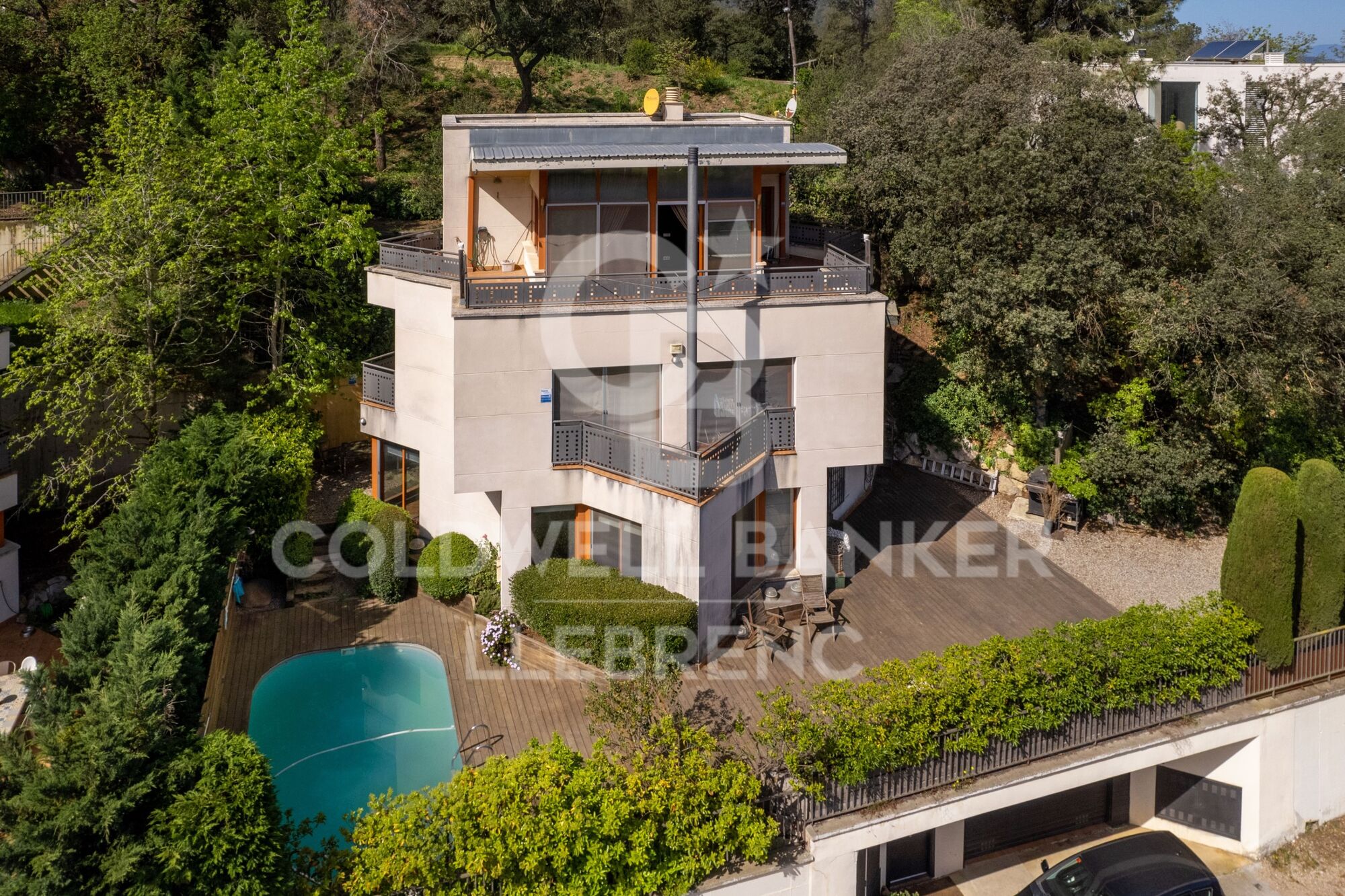 Spectacular house in Vallvidrera with garden and swimming pool.