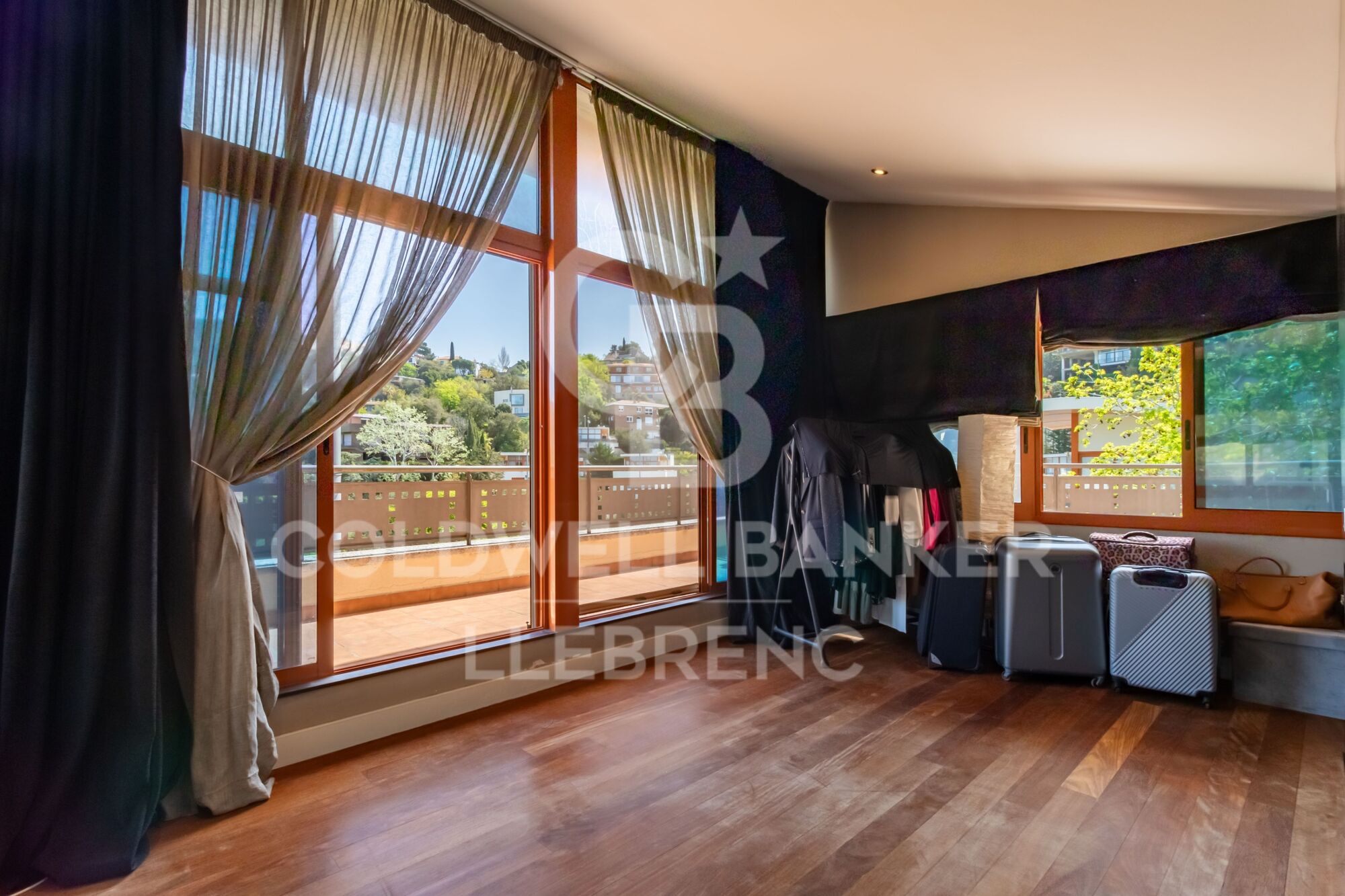 Spectacular house in Vallvidrera with garden and swimming pool.