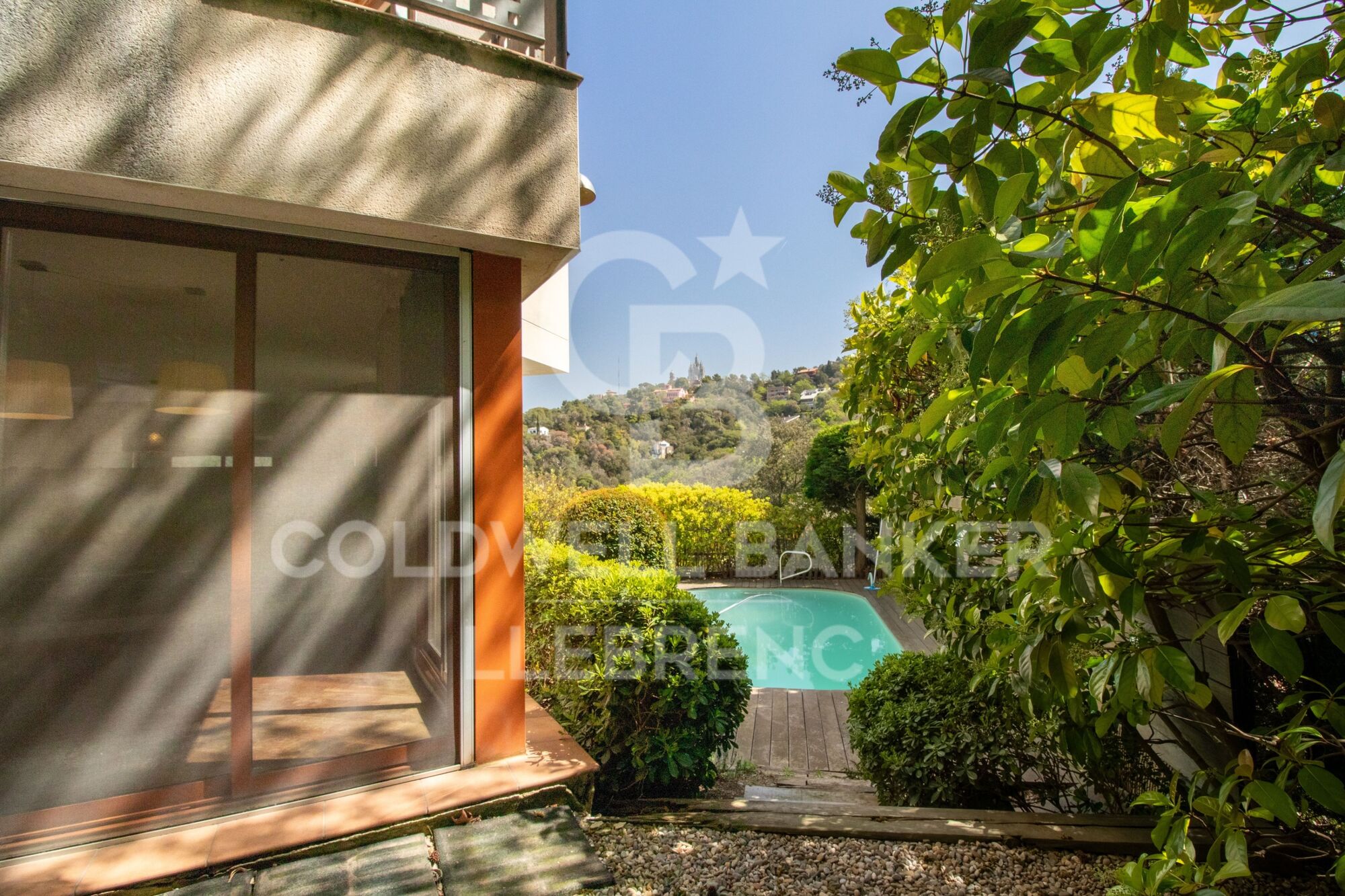 Spectacular house in Vallvidrera with garden and swimming pool.