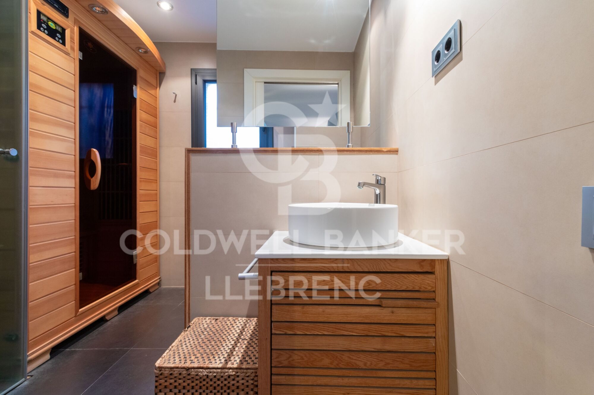 Spectacular house in Vallvidrera with garden and swimming pool.