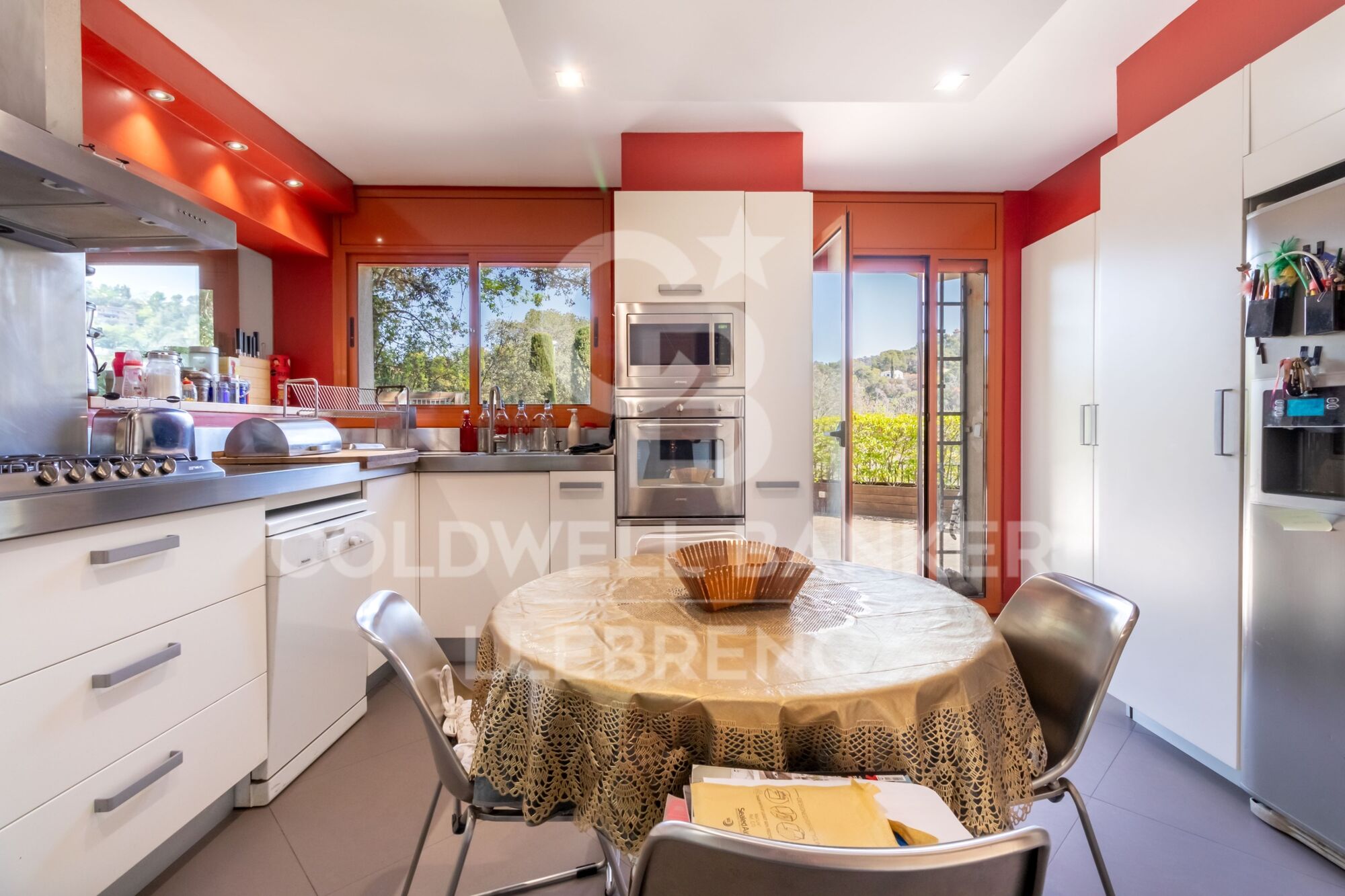 Spectacular house in Vallvidrera with garden and swimming pool.