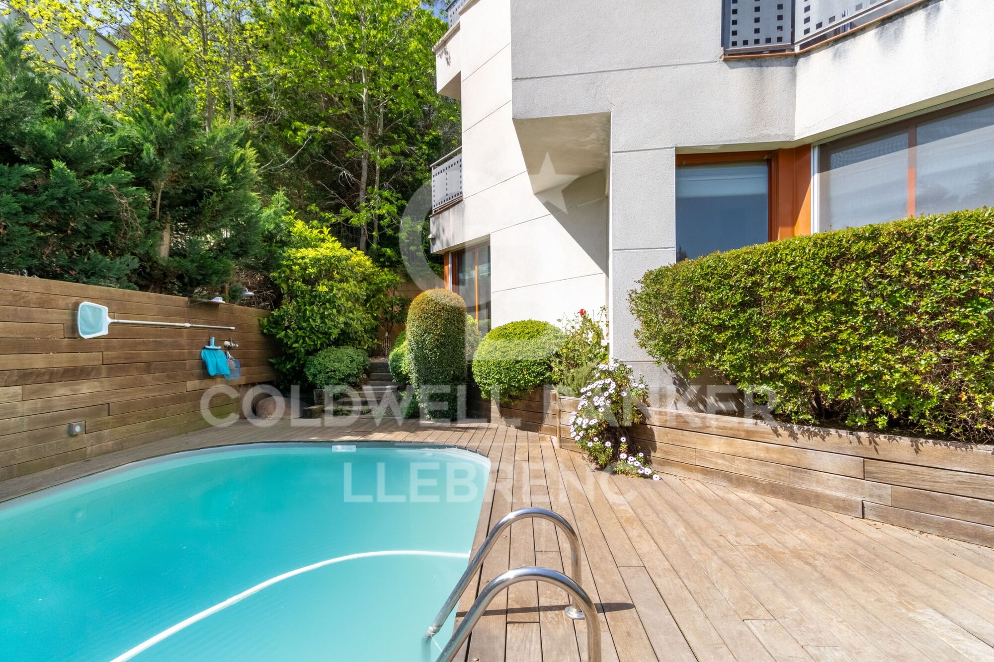 Spectacular house in Vallvidrera with garden and swimming pool.