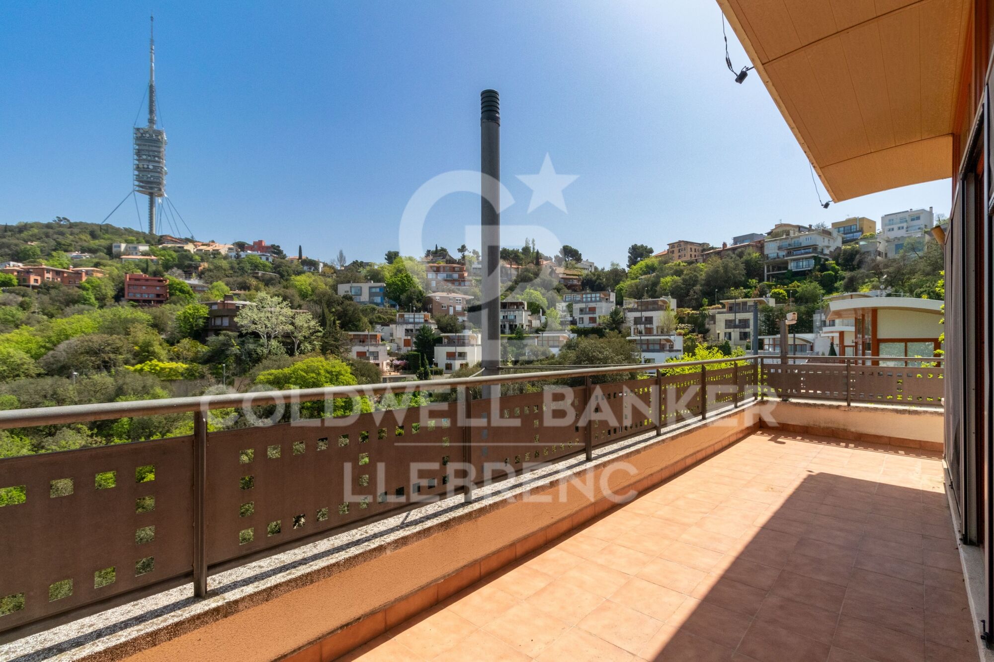 Spectacular house in Vallvidrera with garden and swimming pool.