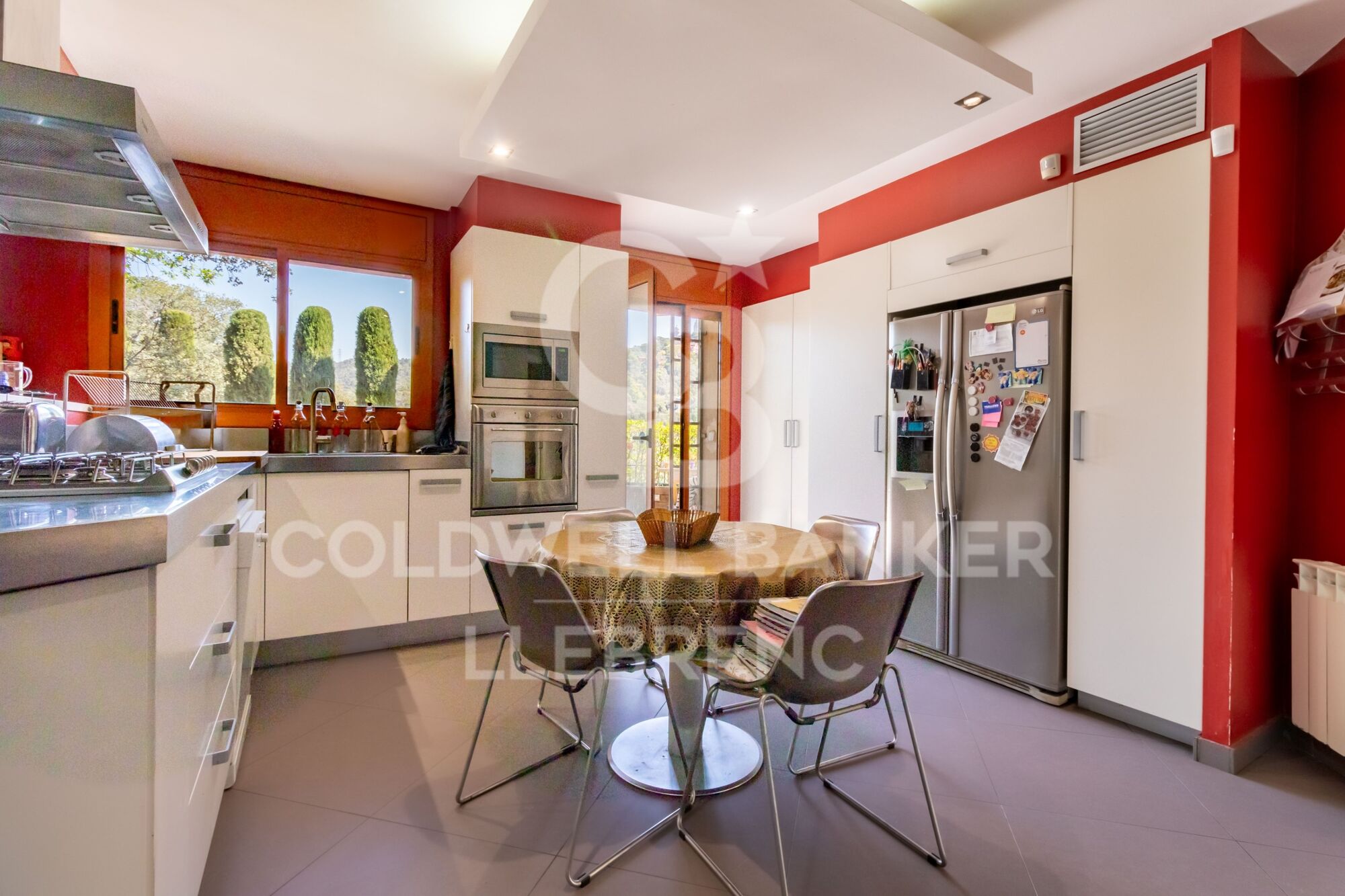 Spectacular house in Vallvidrera with garden and swimming pool.