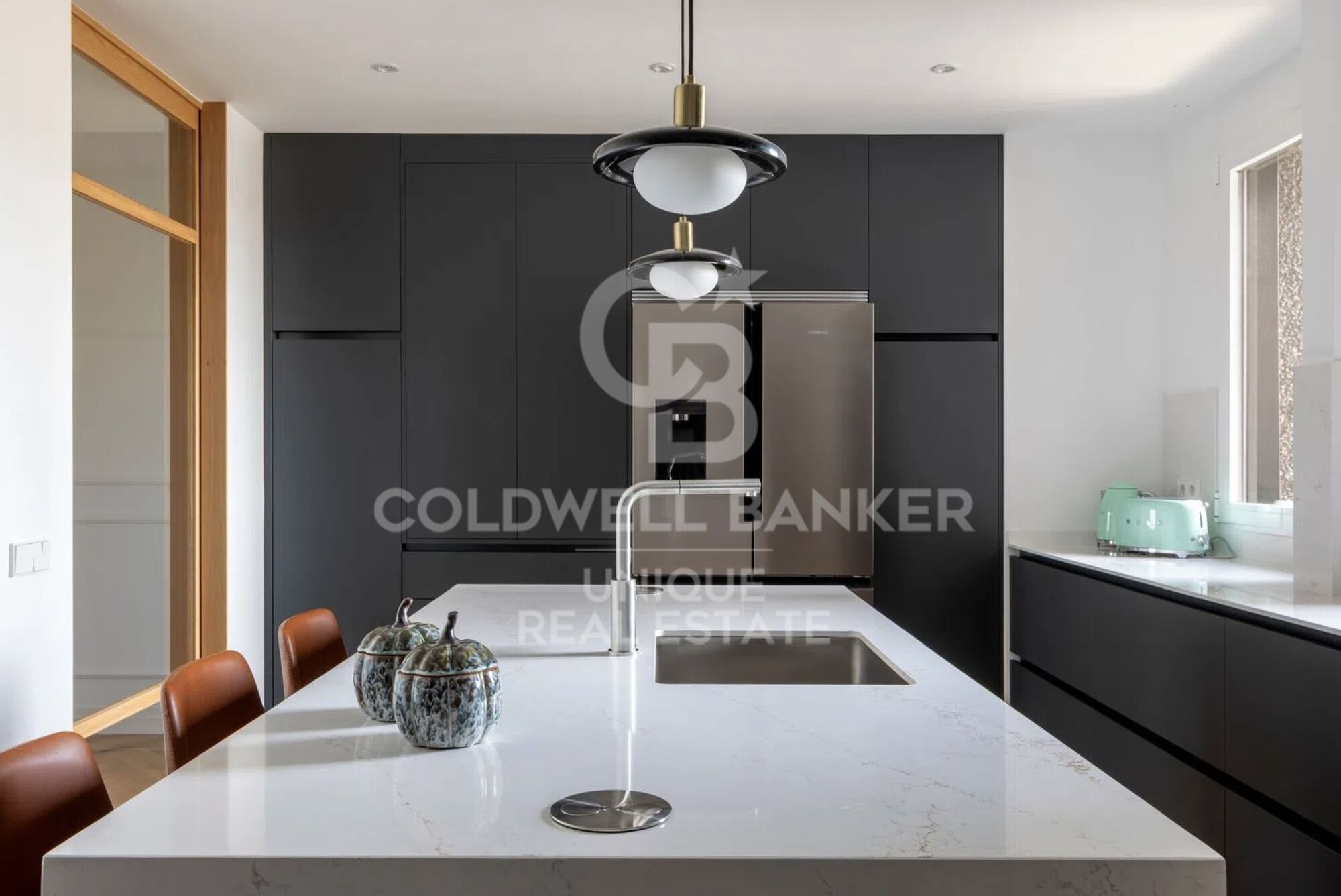 Außenliegende Drei-Zimmer-Wohnung mit Terrasse und Blick auf den Retiro