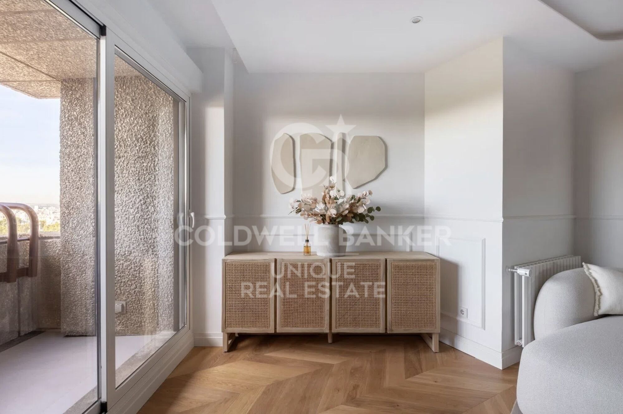 Außenliegende Drei-Zimmer-Wohnung mit Terrasse und Blick auf den Retiro