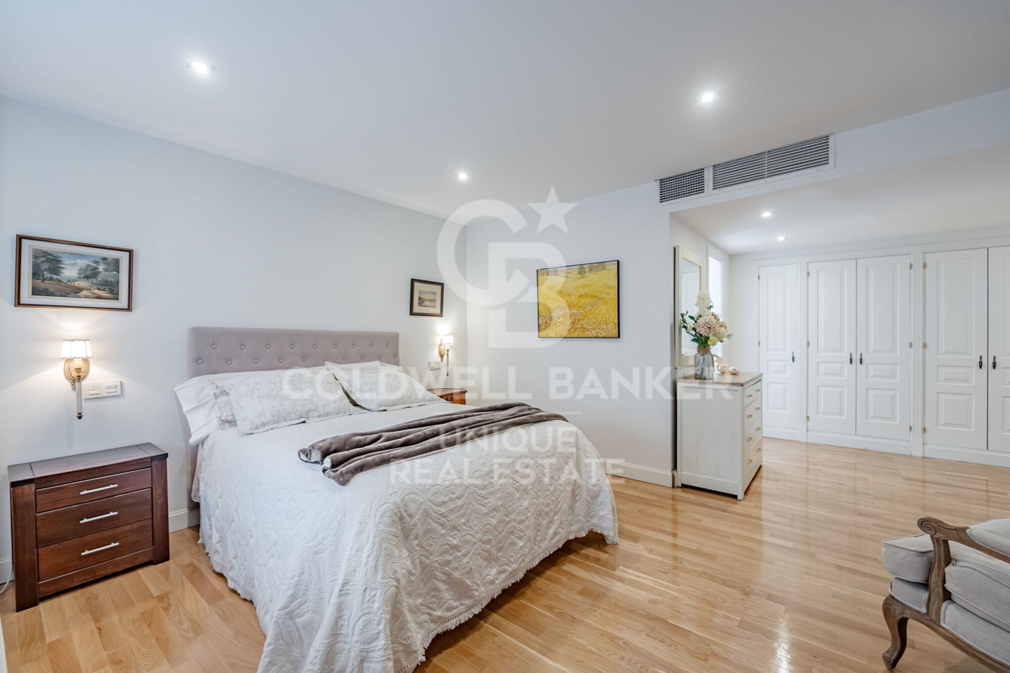 4-bedroom exterior flat with garage and storage room in Almagro, Madrid