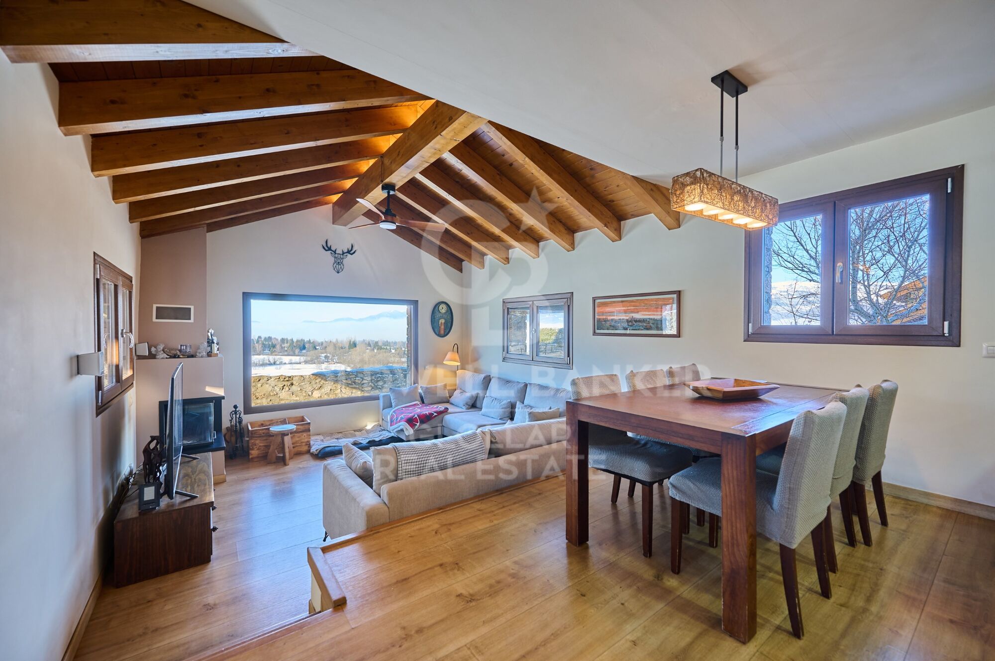 Casa independiente con jardín privado y vistas en Das