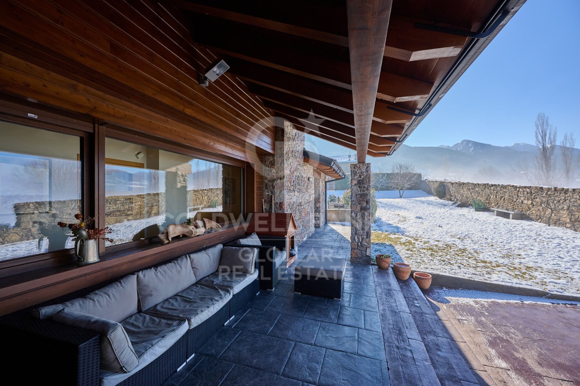 Casa independiente con jardín privado y vistas en Das