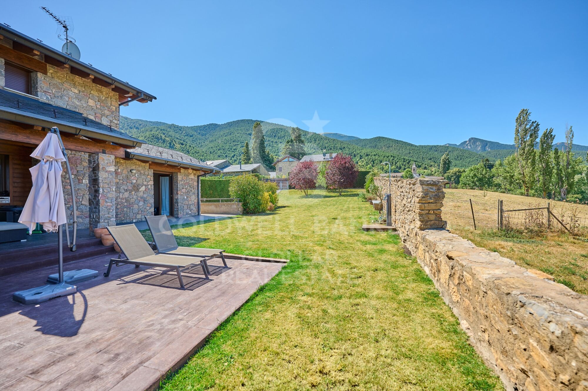 Casa independiente con jardín privado y vistas en Das