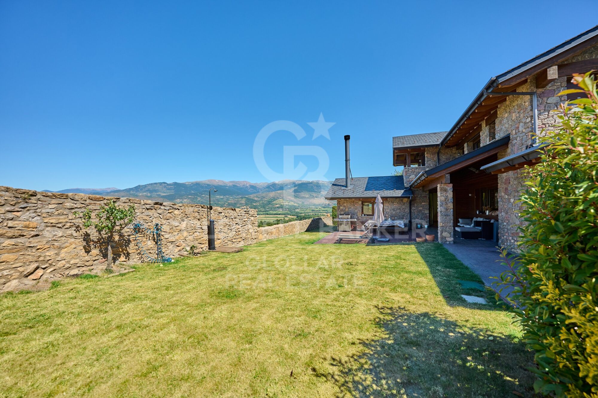 Casa independiente con jardín privado y vistas en Das