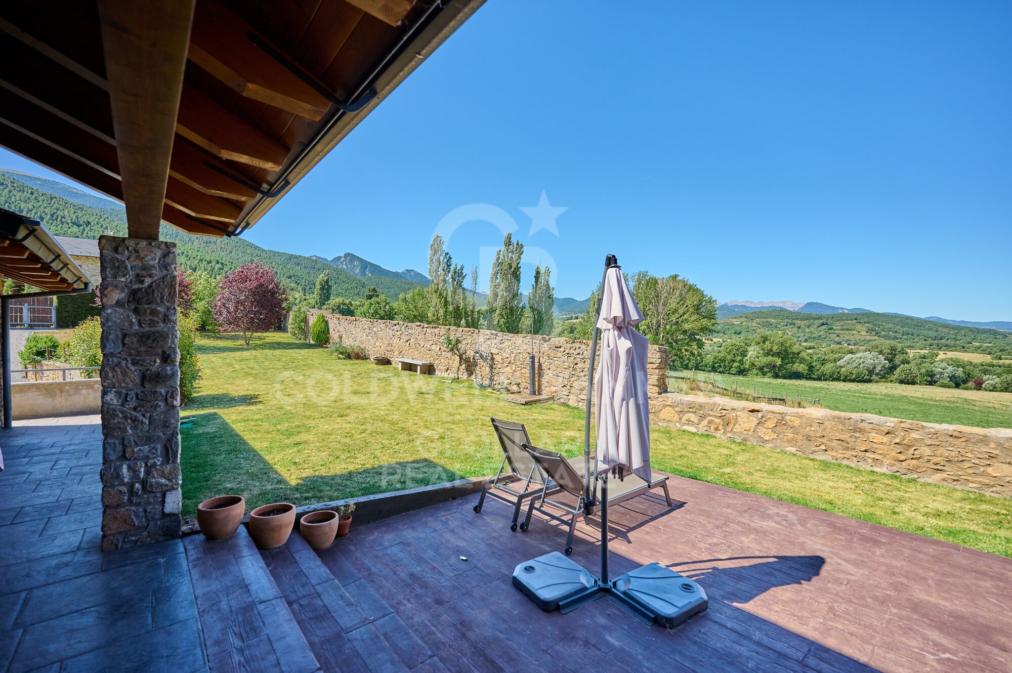 Casa independiente con jardín privado y vistas en Das