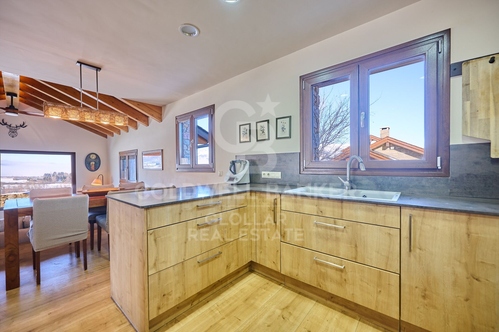 Casa independiente con jardín privado y vistas en Das