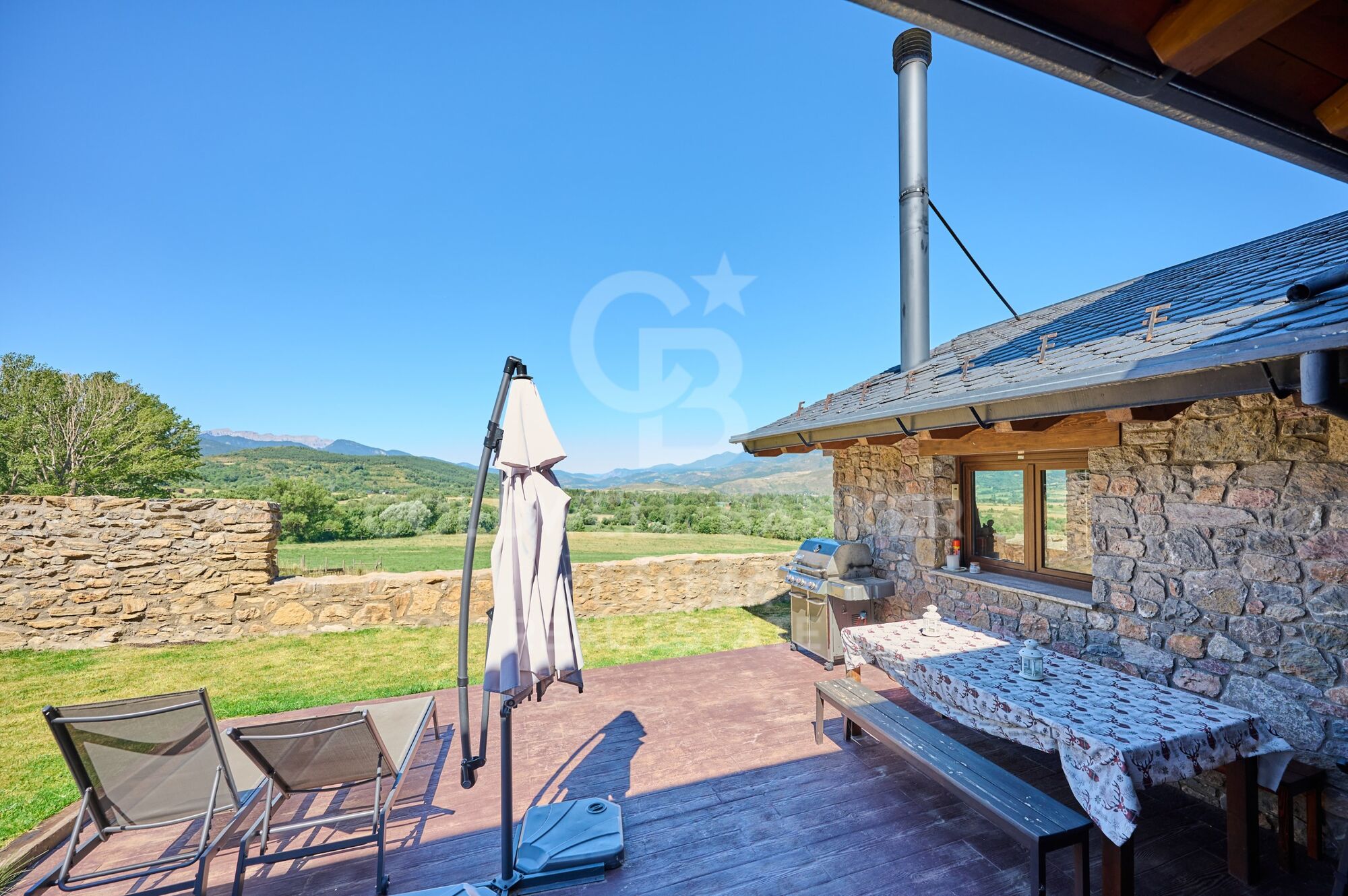 Casa independiente con jardín privado y vistas en Das