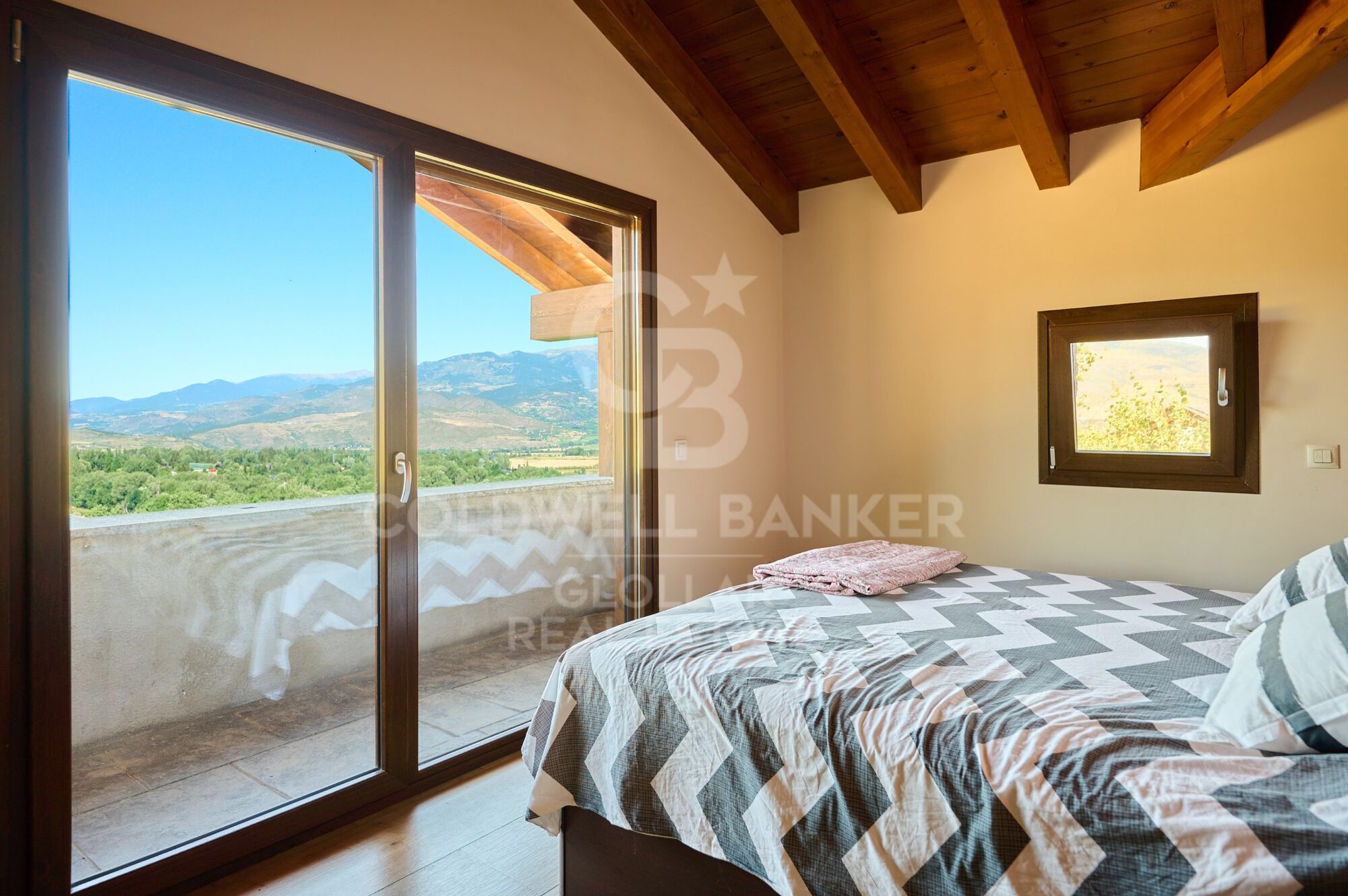 Casa independiente con jardín privado y vistas en Das
