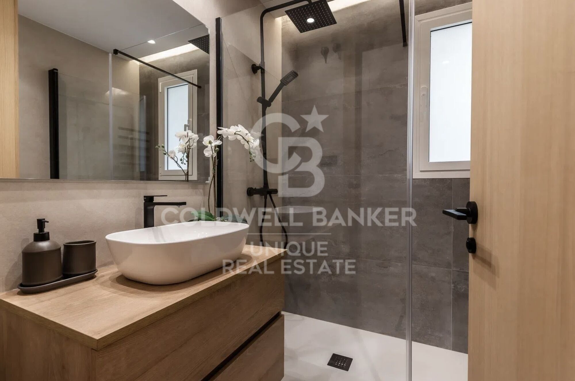 Renovated exterior flat in Jerónimos, Madrid