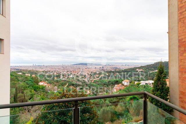 Amplio piso en venta de 123 m² con 4 dormitorios, 2 baños y terraza con vistas a Barcelona en Vallvidrera