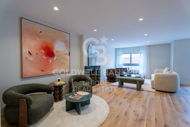 Renovated exterior apartment with parking space and storage room in Castellana, Madrid