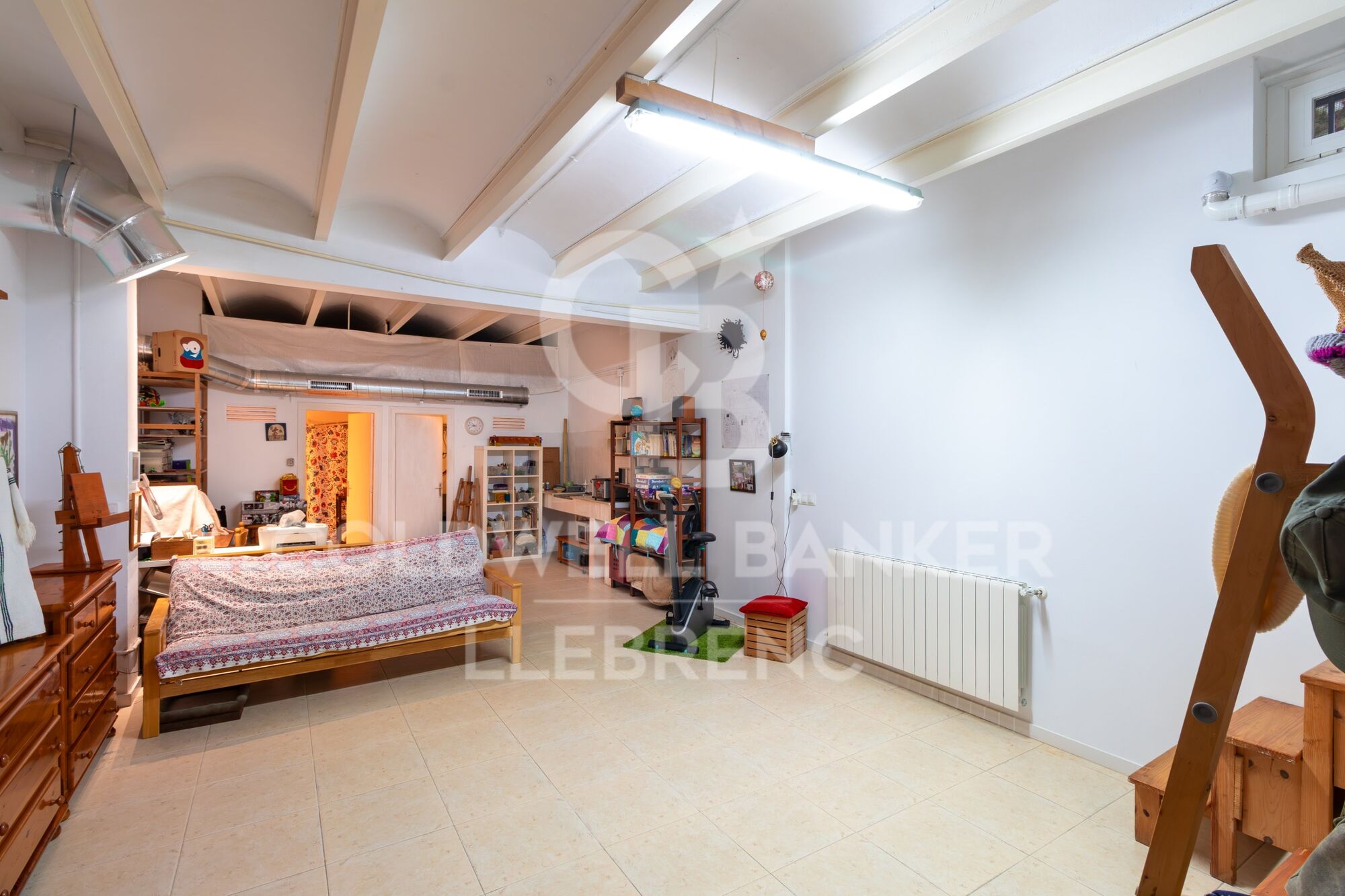 Spacious ground floor flat with great potential in the heart of Valldoreix, 4 minutes from the station