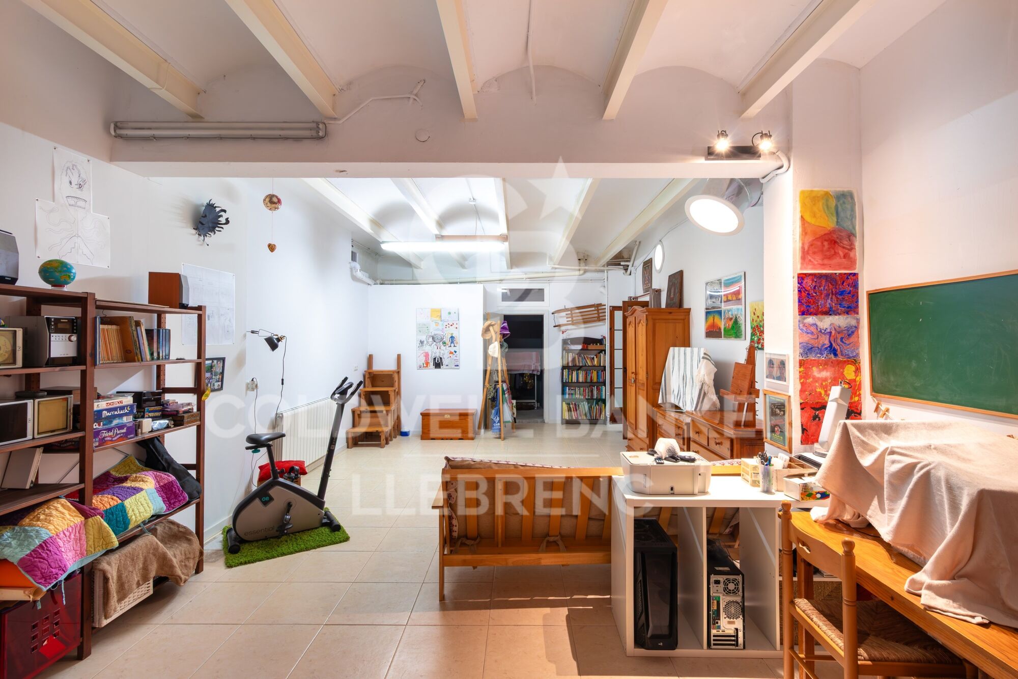 Spacious ground floor flat with great potential in the heart of Valldoreix, 4 minutes from the station