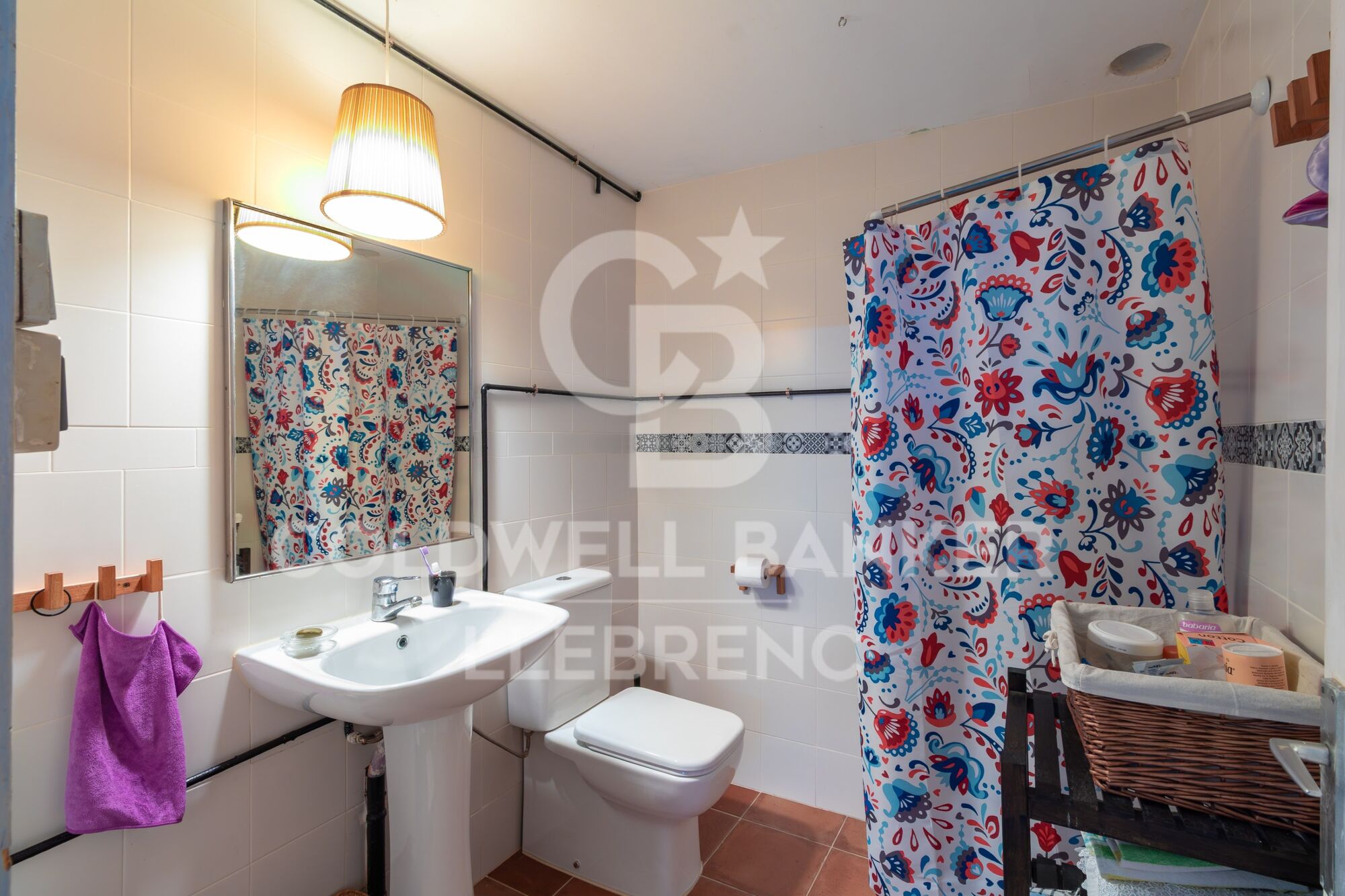 Spacious ground floor flat with great potential in the heart of Valldoreix, 4 minutes from the station