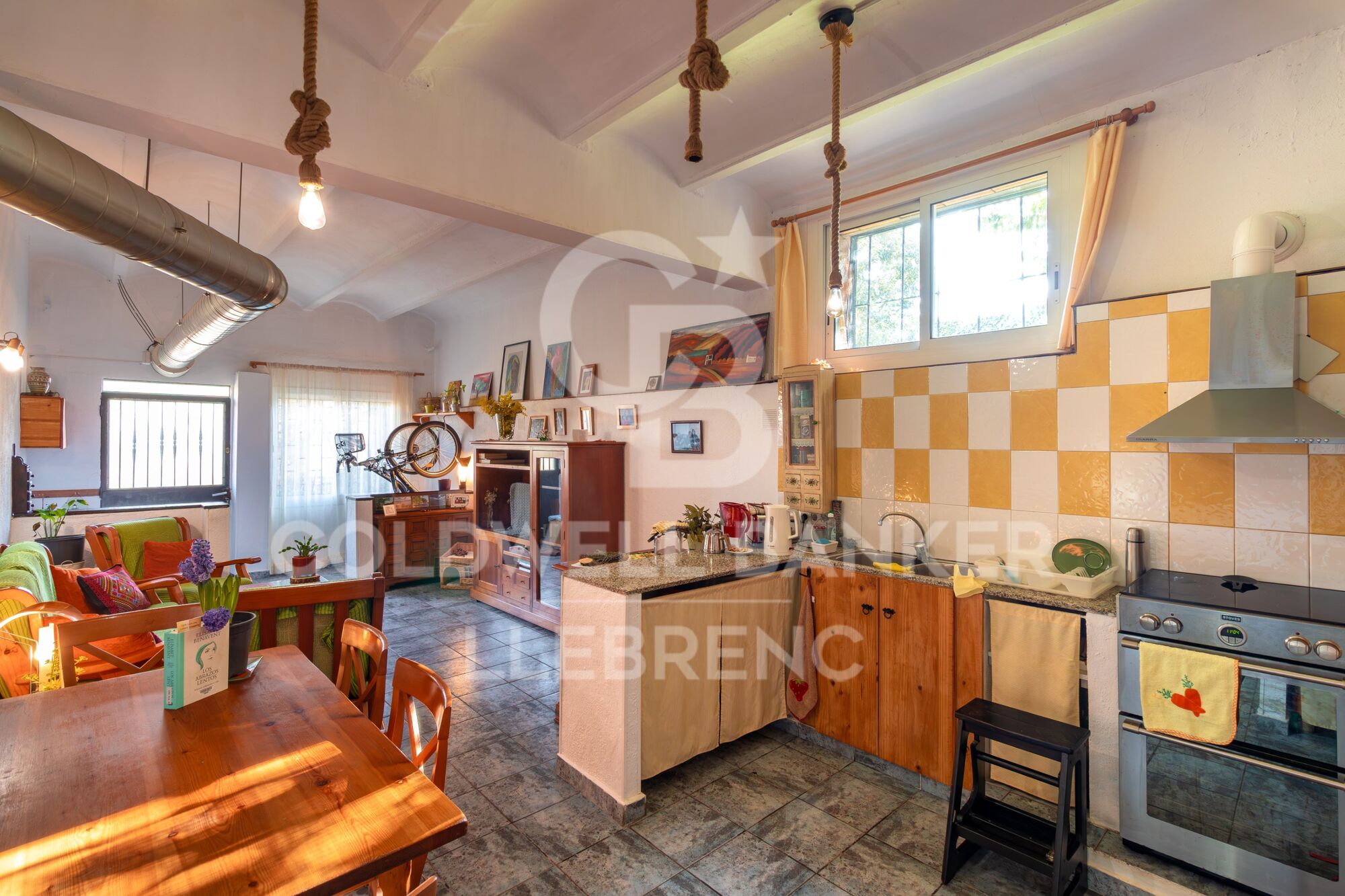 Spacious ground floor flat with great potential in the heart of Valldoreix, 4 minutes from the station