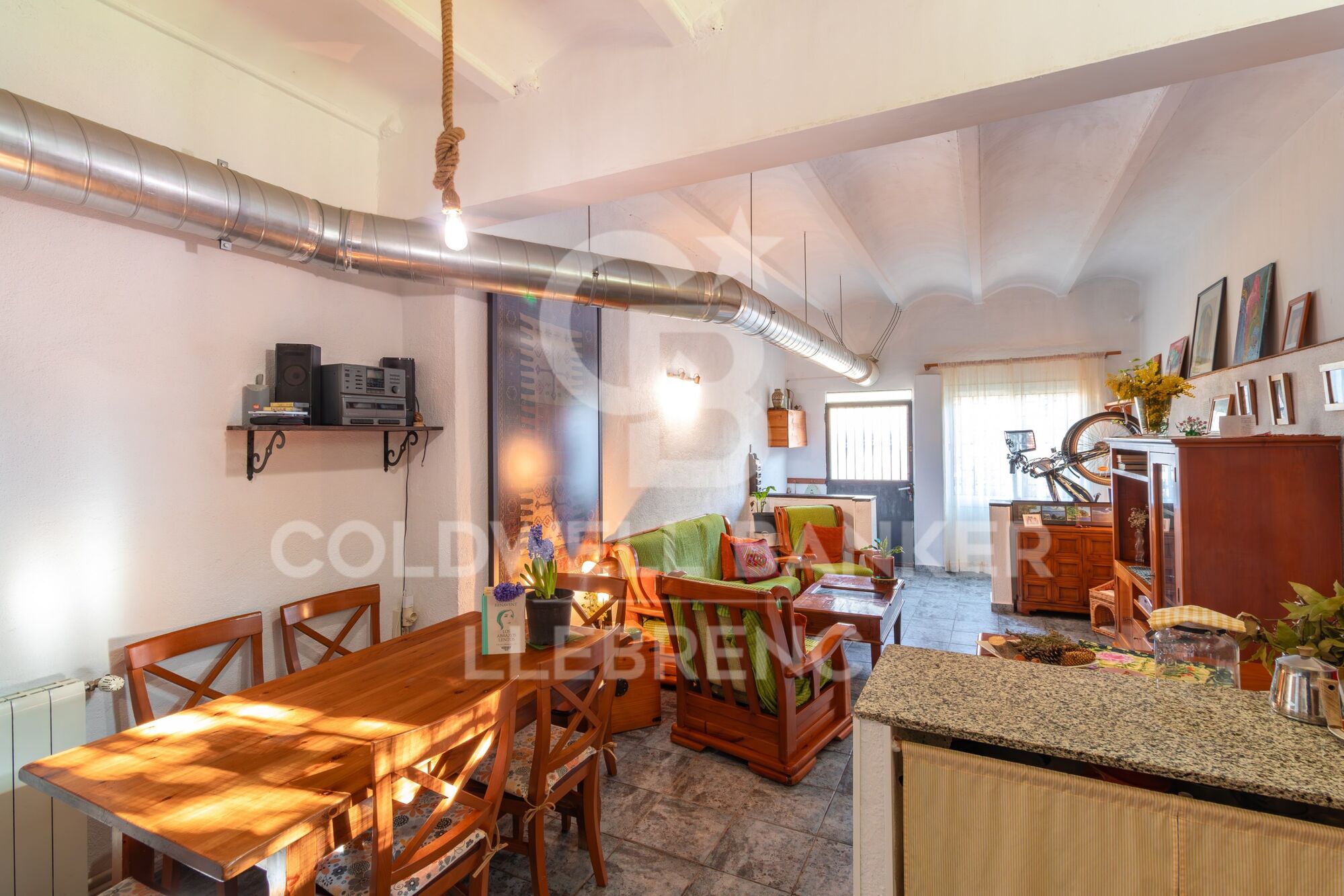 Spacious ground floor flat with great potential in the heart of Valldoreix, 4 minutes from the station