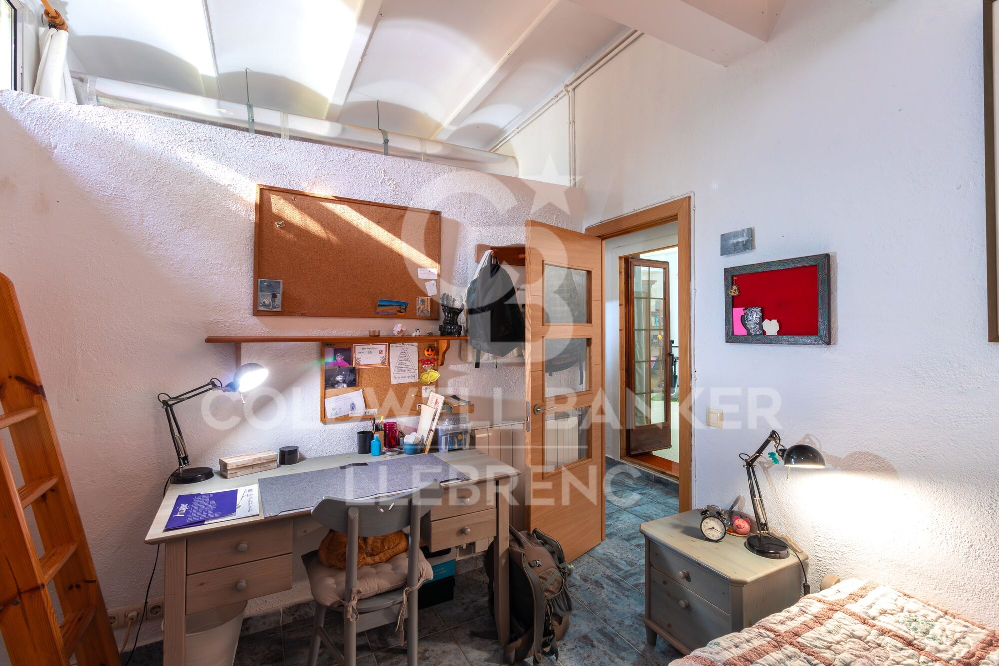 Spacious ground floor flat with great potential in the heart of Valldoreix, 4 minutes from the station