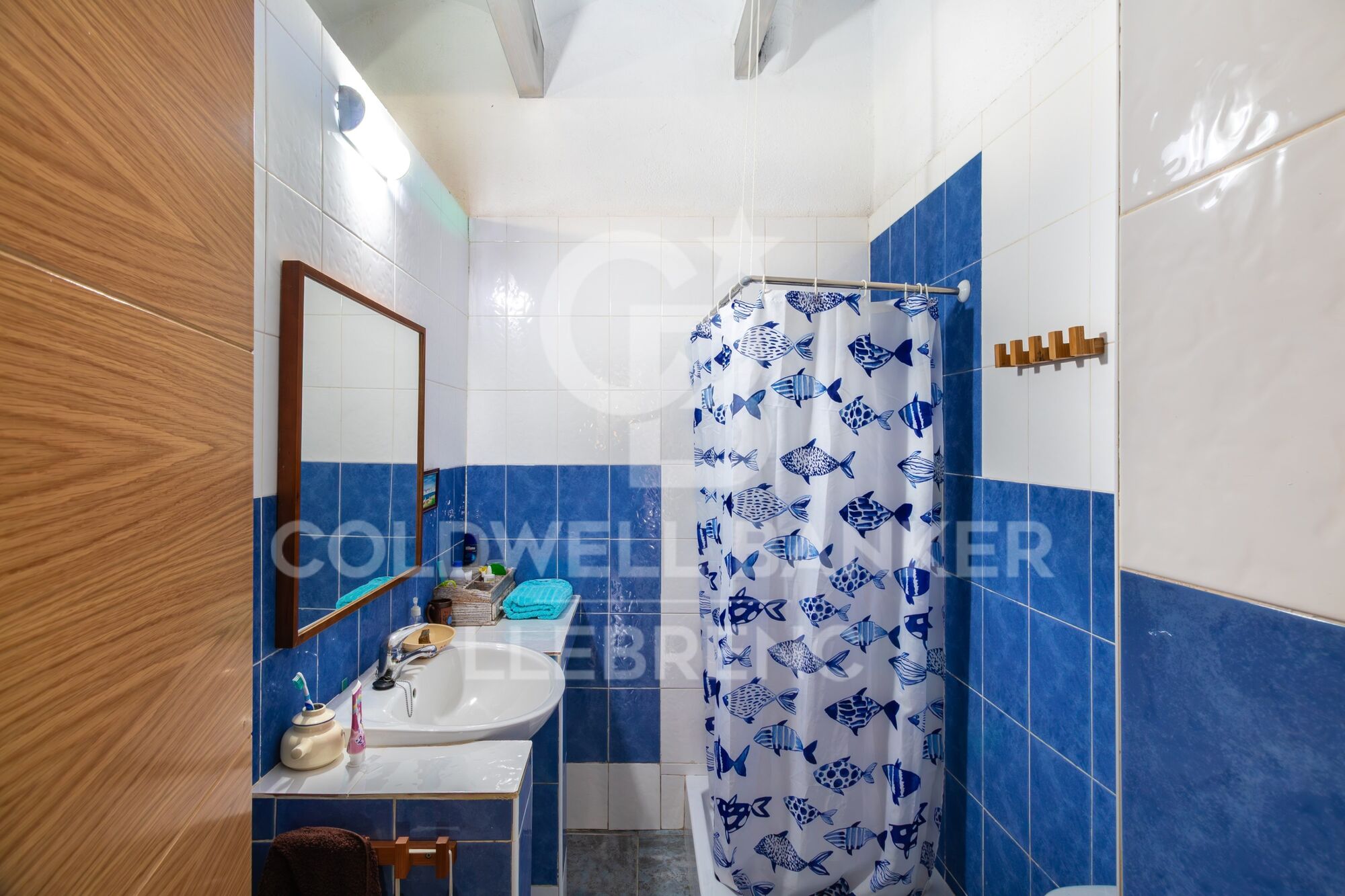 Spacious ground floor flat with great potential in the heart of Valldoreix, 4 minutes from the station