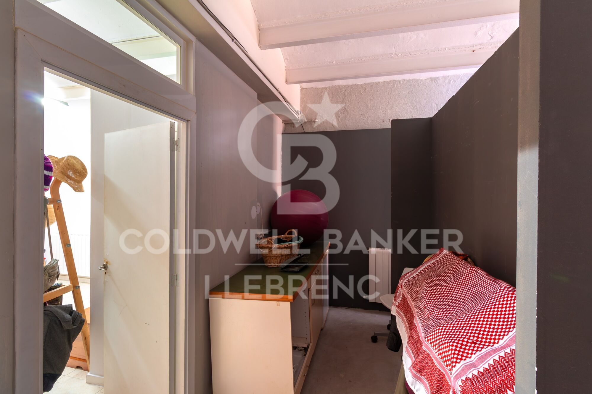 Spacious ground floor flat with great potential in the heart of Valldoreix, 4 minutes from the station