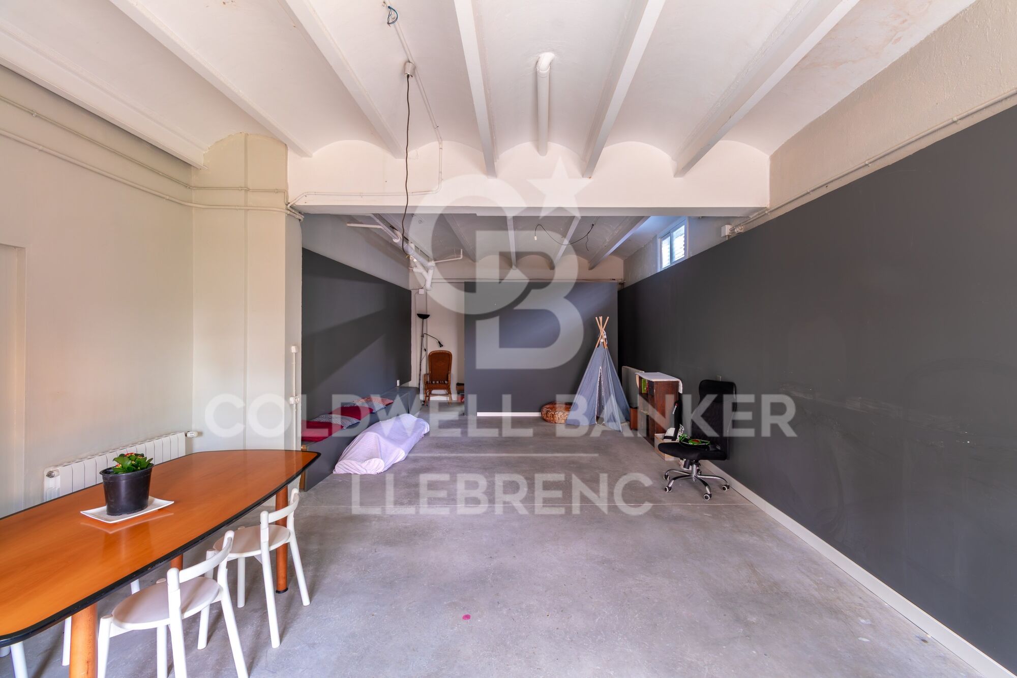 Spacious ground floor flat with great potential in the heart of Valldoreix, 4 minutes from the station