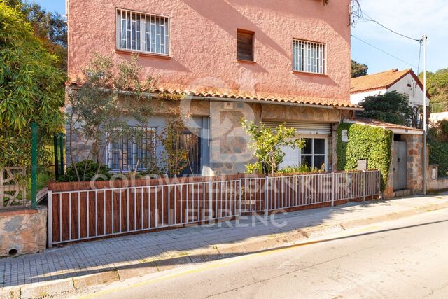Spacious ground floor flat with great potential in the heart of Valldoreix, 4 minutes from the station