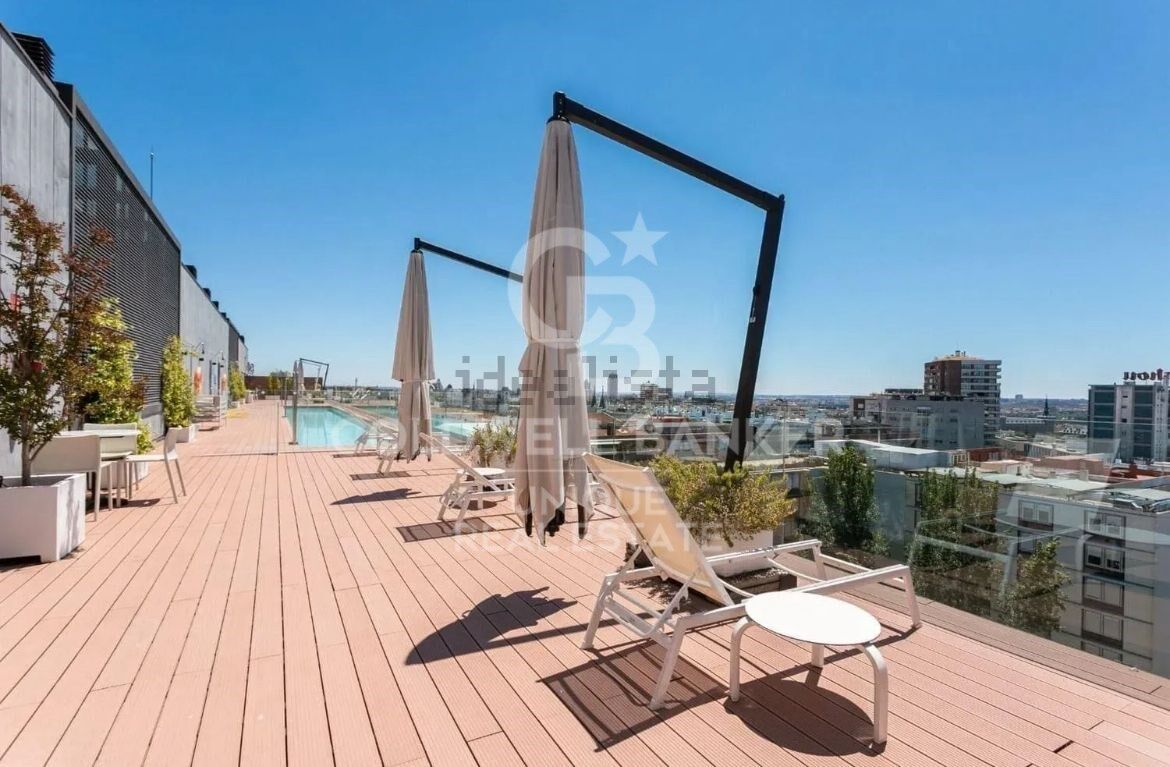 Duplex penthouse with terrace, pool, garage and storage room in Chamberí, Madrid