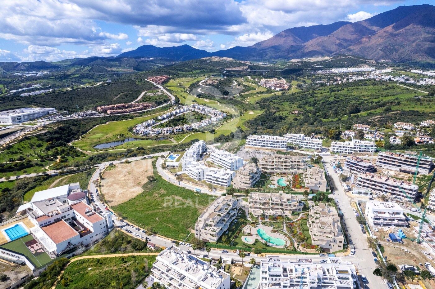 Apartamentos y áticos de obra nueva en Estepona
