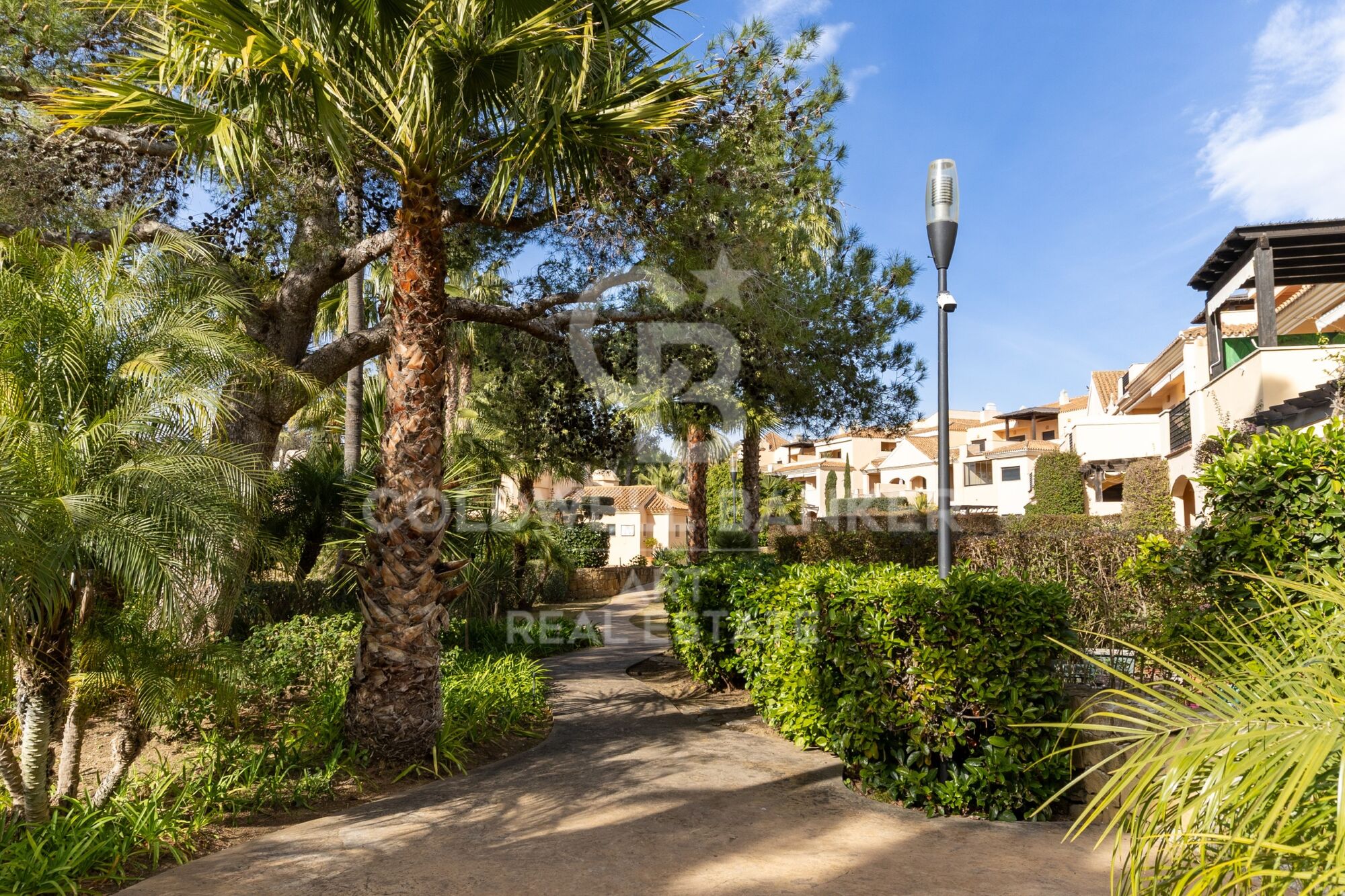 Appartement avec jardin dans une prestigieuse résidence en bord de mer
