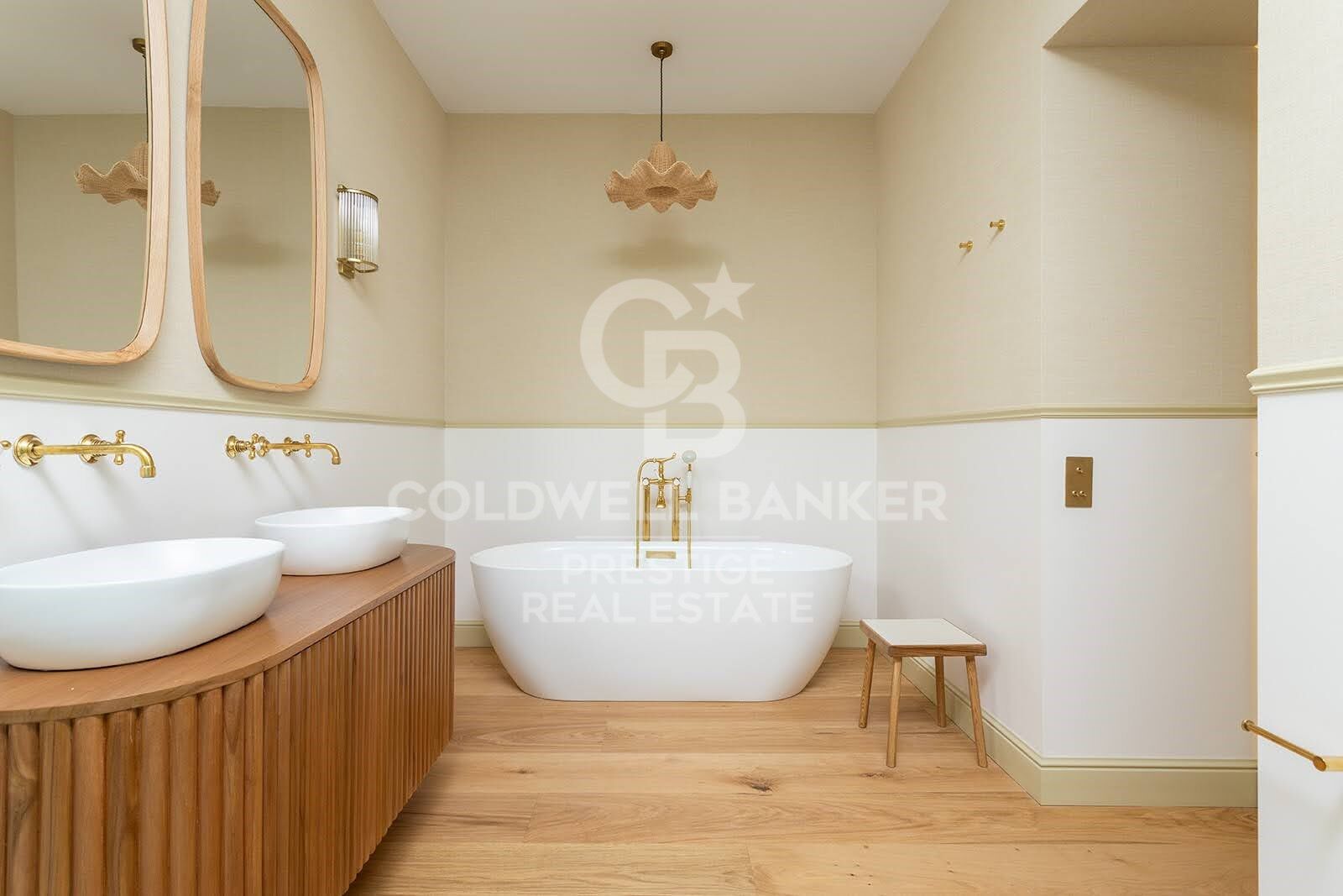 Passeig de Sant Joan · Renovated apartment with private terrace