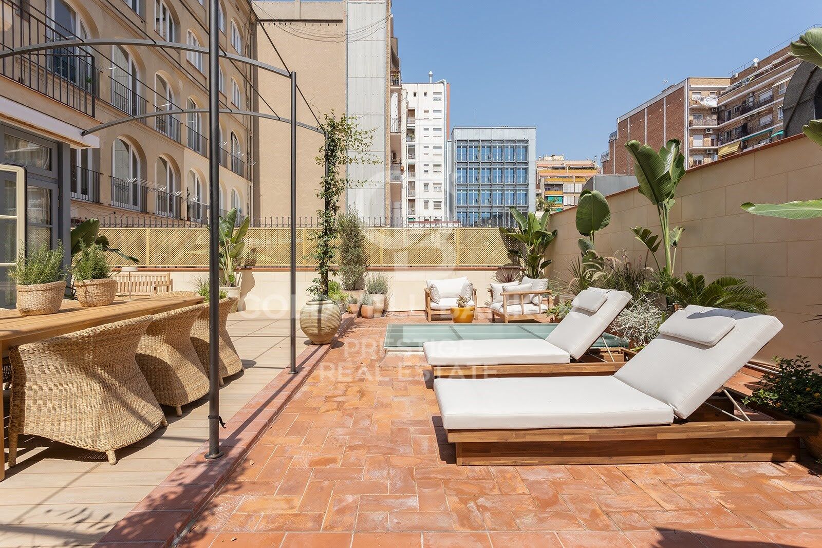 Passeig de Sant Joan · Vivienda reformada con terraza privada