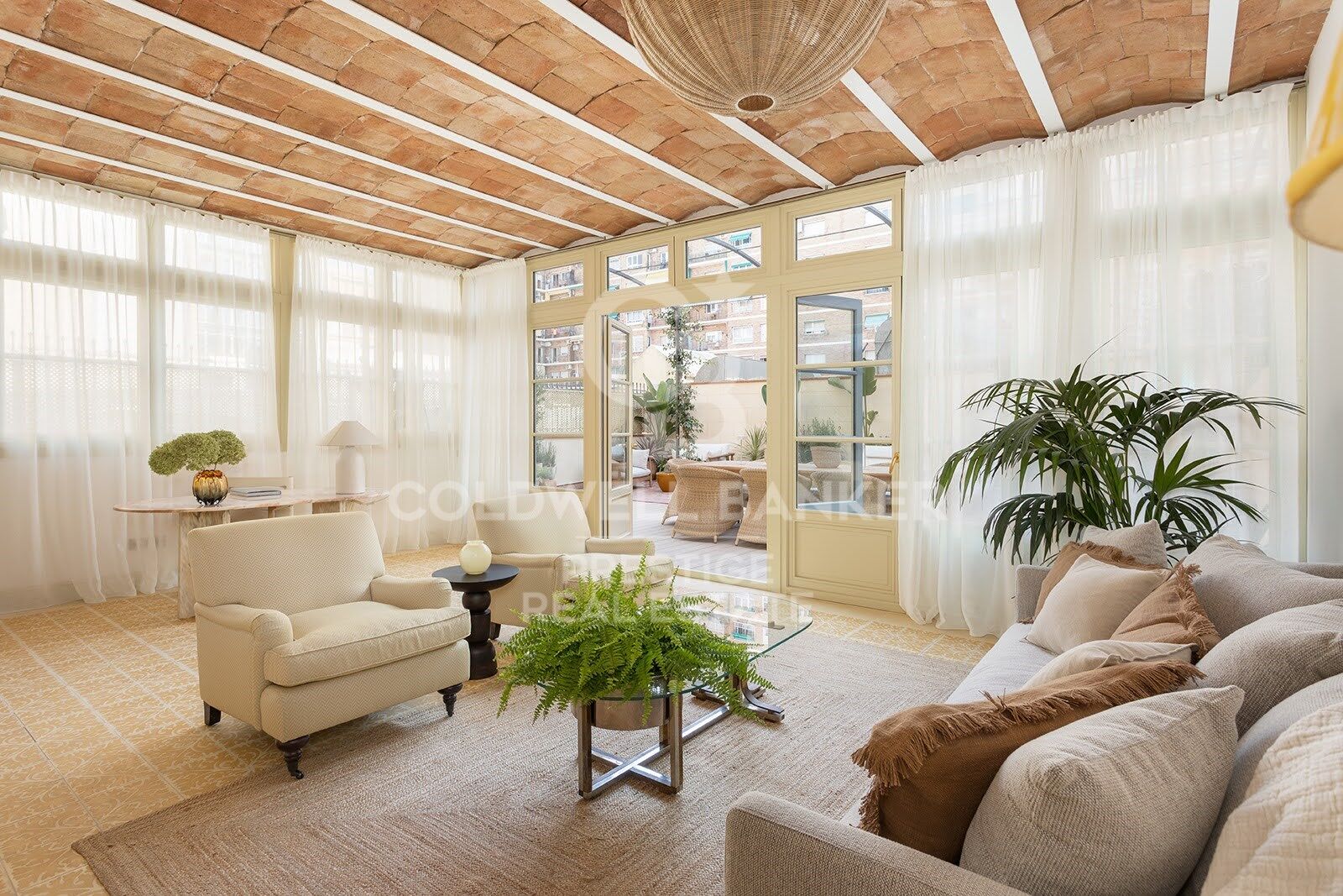 Passeig de Sant Joan · Vivienda reformada con terraza privada