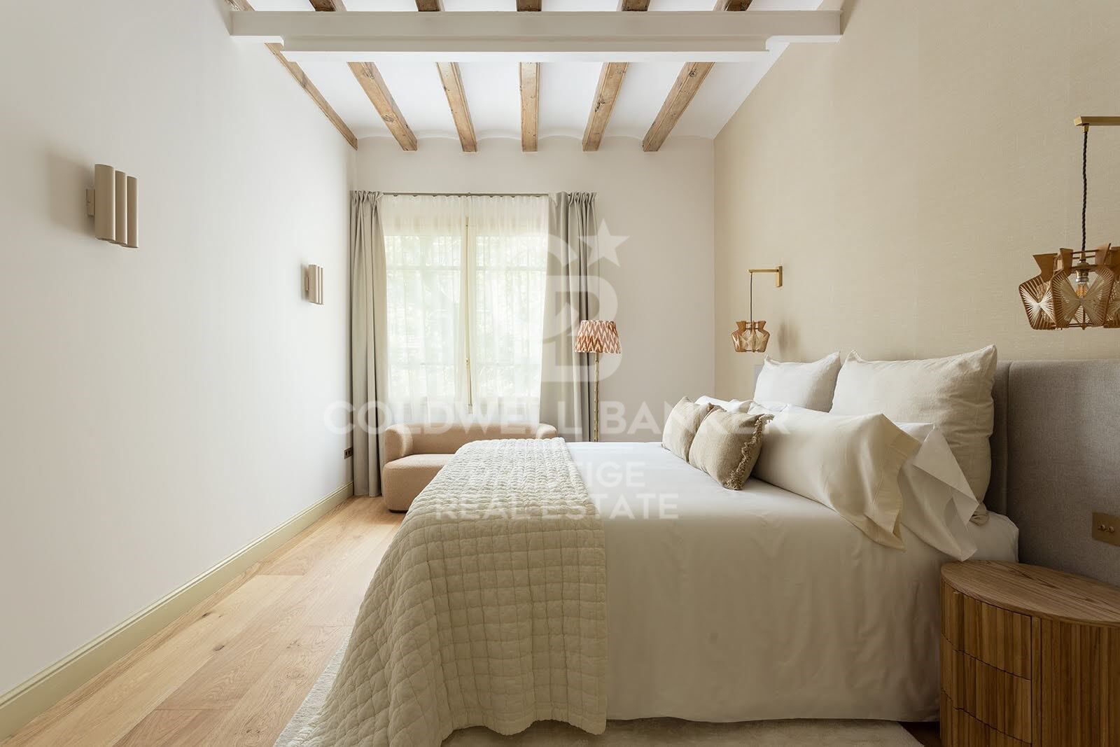 Passeig de Sant Joan · Appartement rénové avec terrasse privée