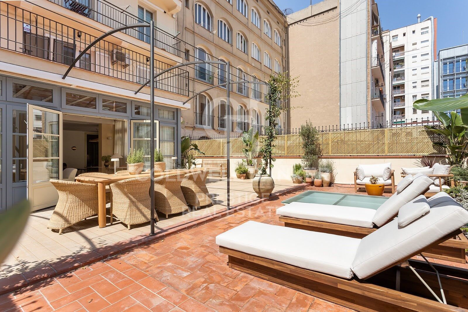 Passeig de Sant Joan · Appartement rénové avec terrasse privée