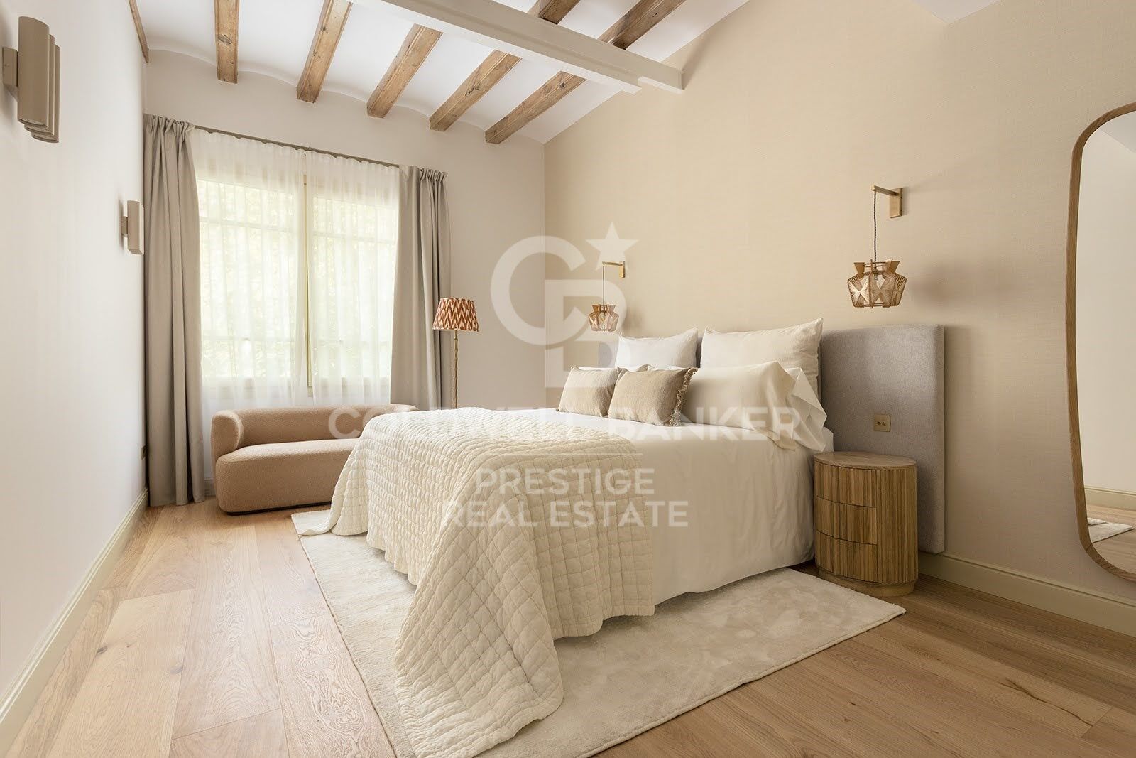 Passeig de Sant Joan · Appartement rénové avec terrasse privée