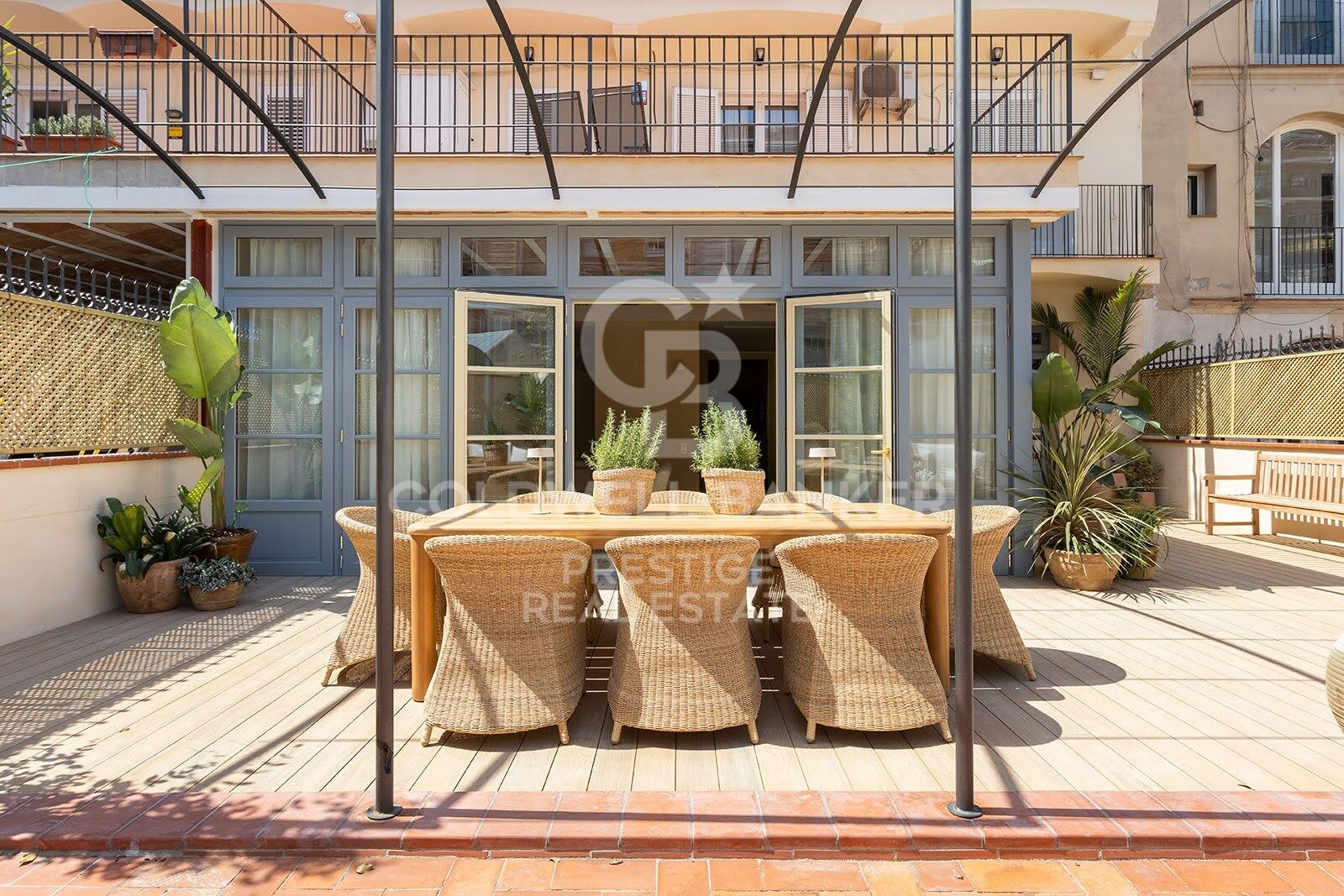 Passeig de Sant Joan · Appartement rénové avec terrasse privée