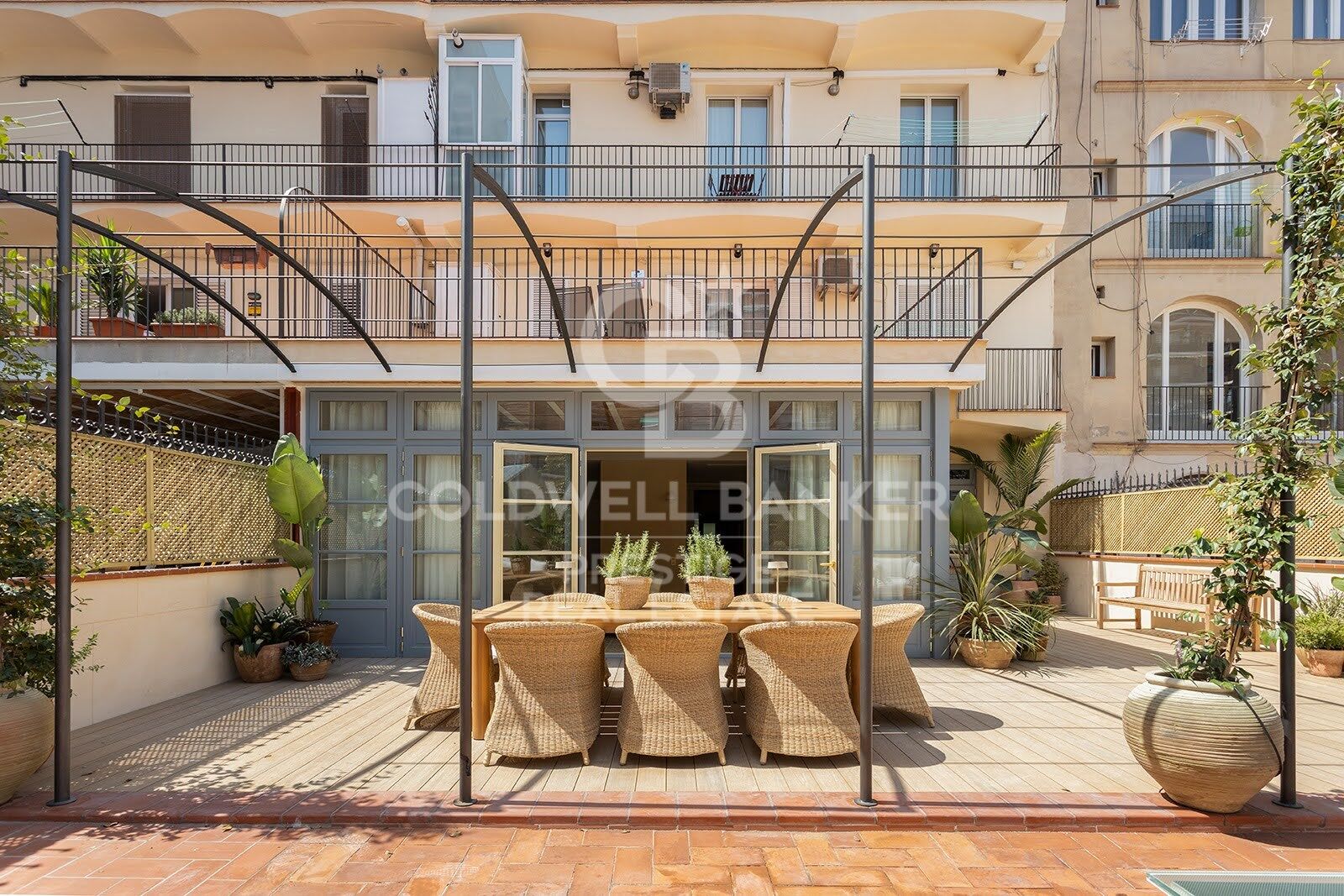 Passeig de Sant Joan · Appartement rénové avec terrasse privée