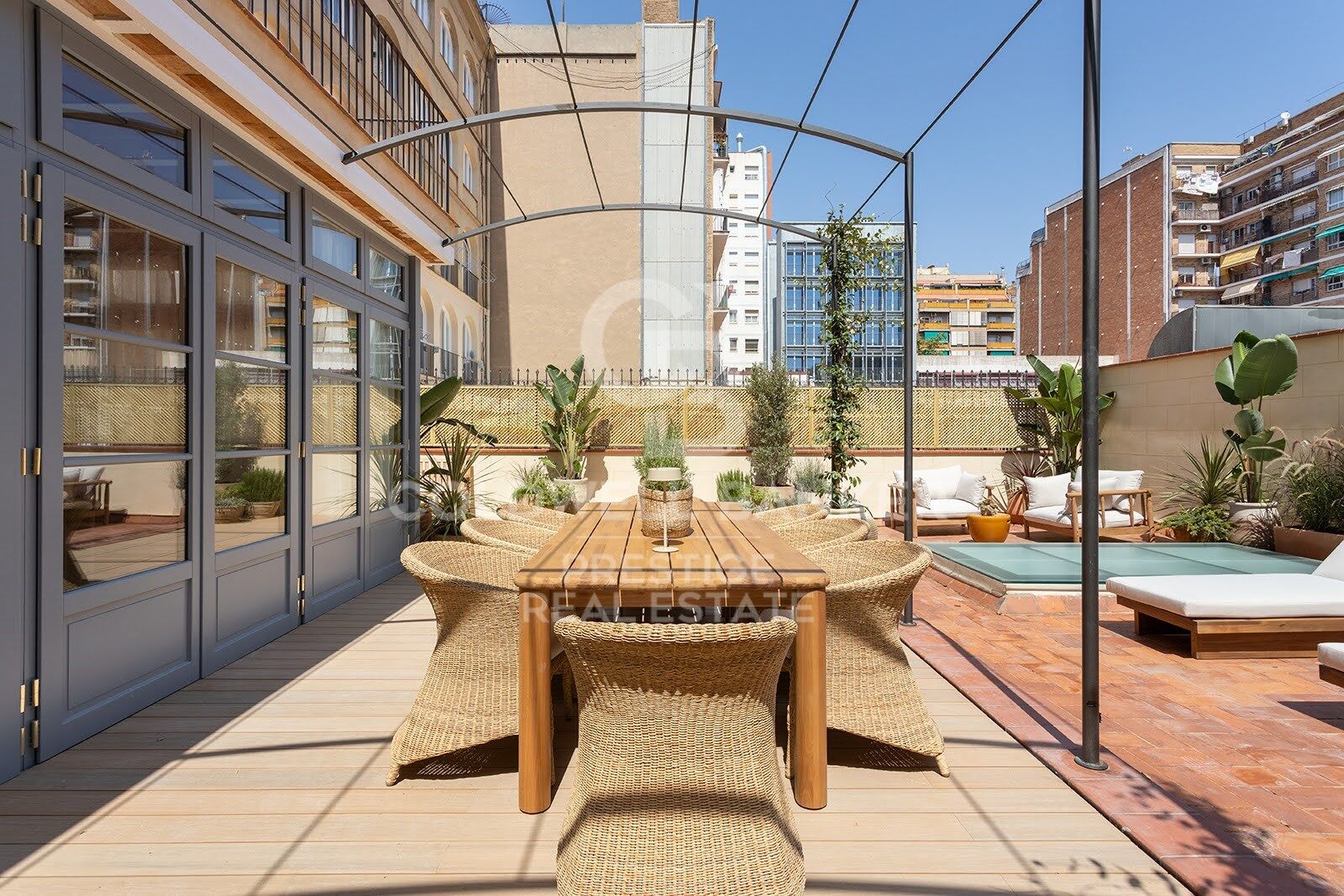 Passeig de Sant Joan · Appartement rénové avec terrasse privée