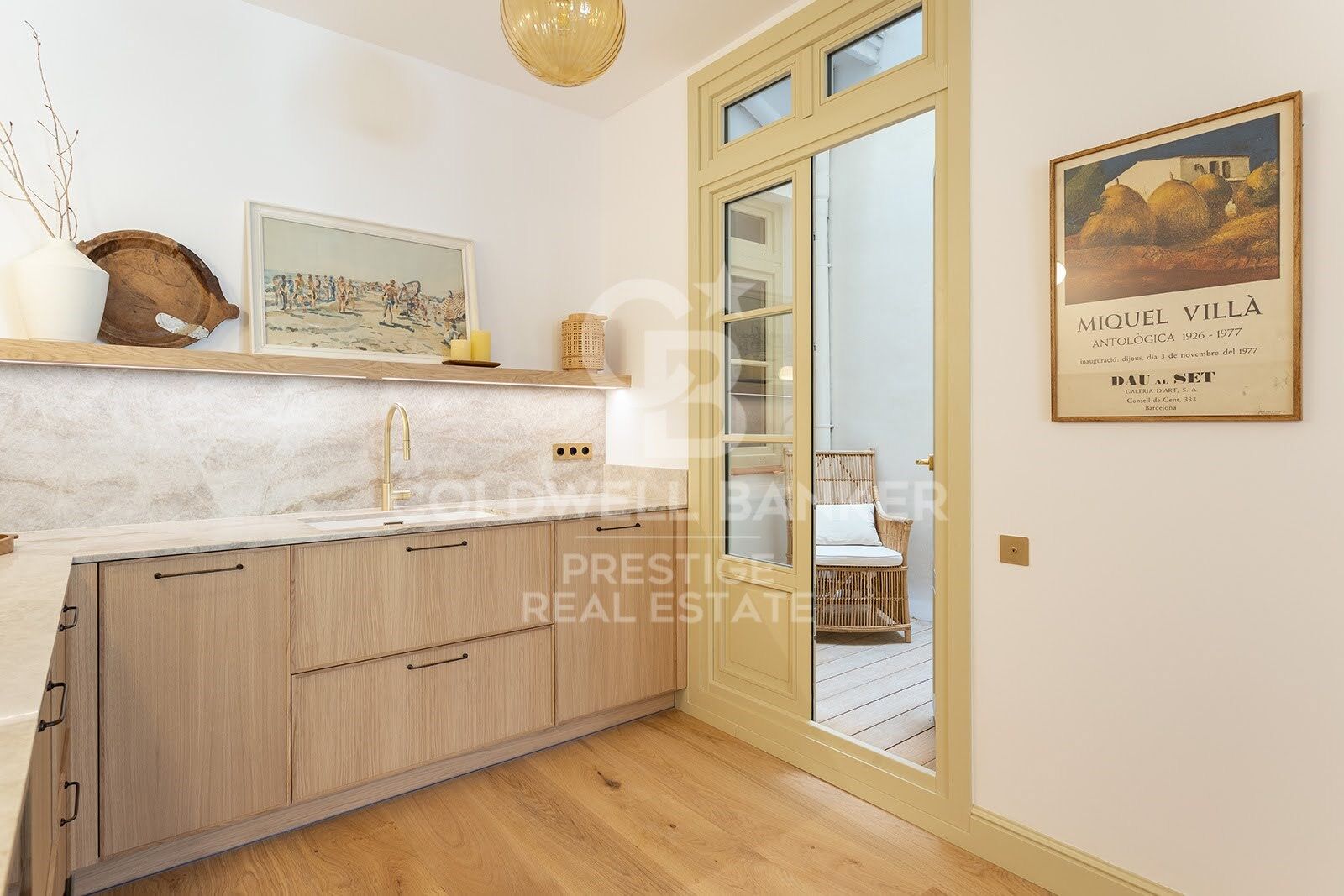 Passeig de Sant Joan · Appartement rénové avec terrasse privée
