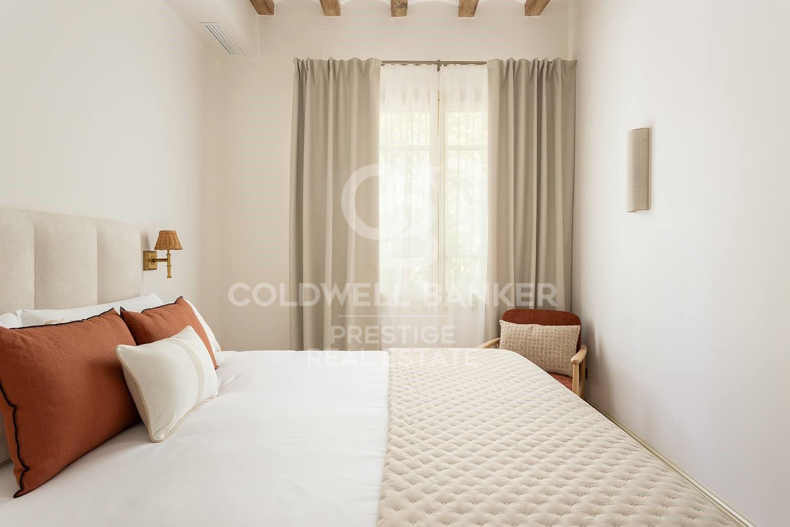Passeig de Sant Joan · Appartement rénové avec terrasse privée
