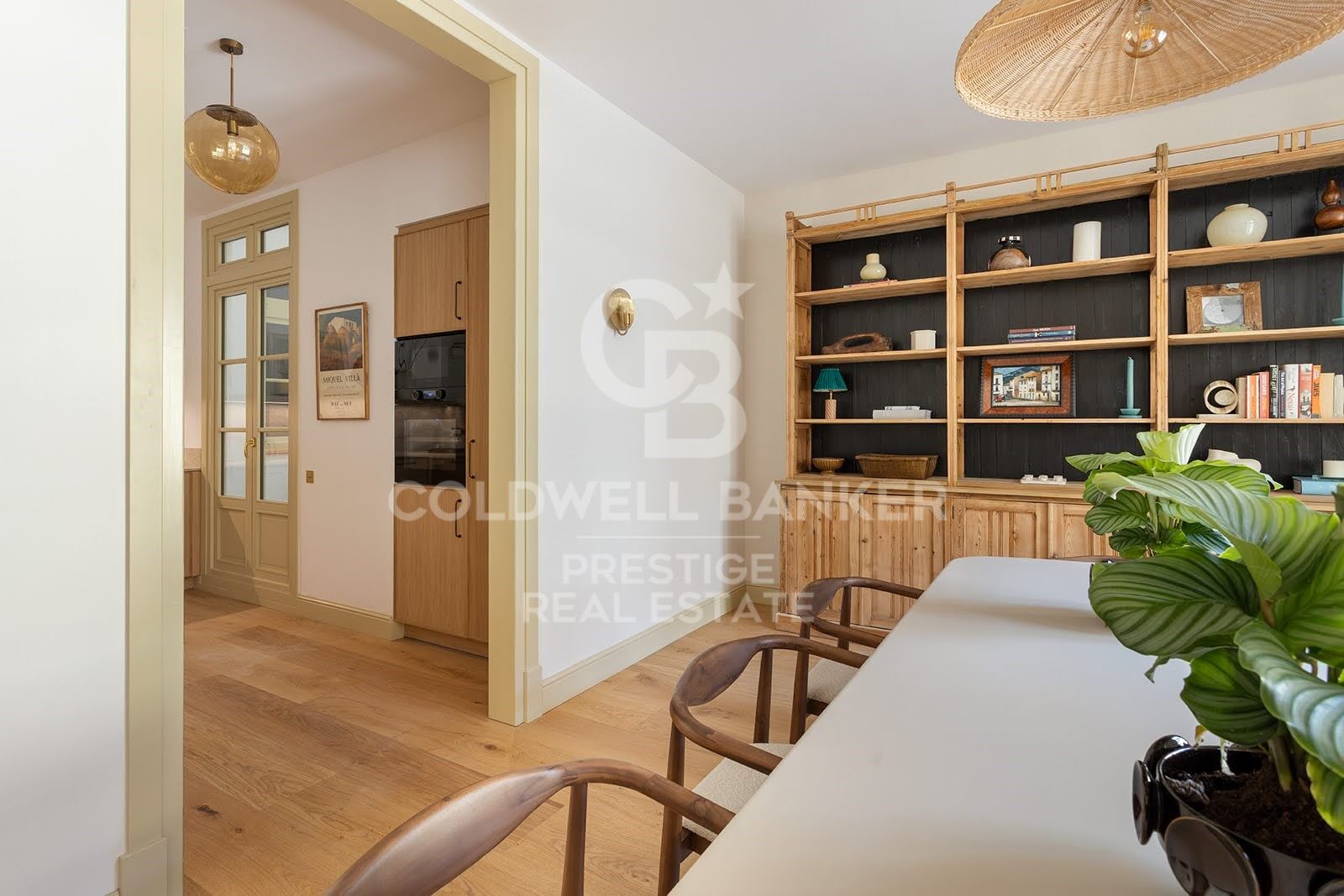 Passeig de Sant Joan · Appartement rénové avec terrasse privée