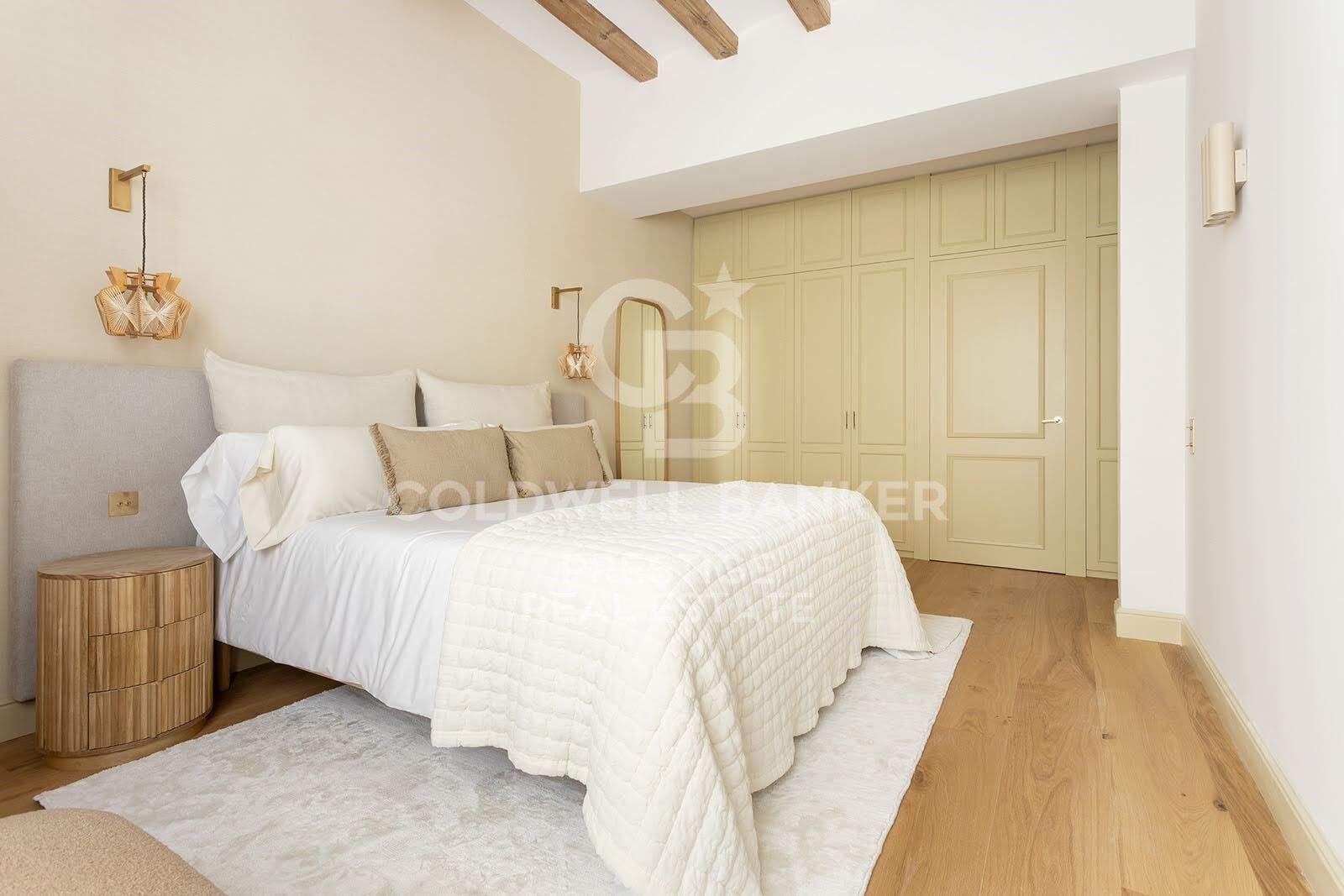 Passeig de Sant Joan · Appartement rénové avec terrasse privée