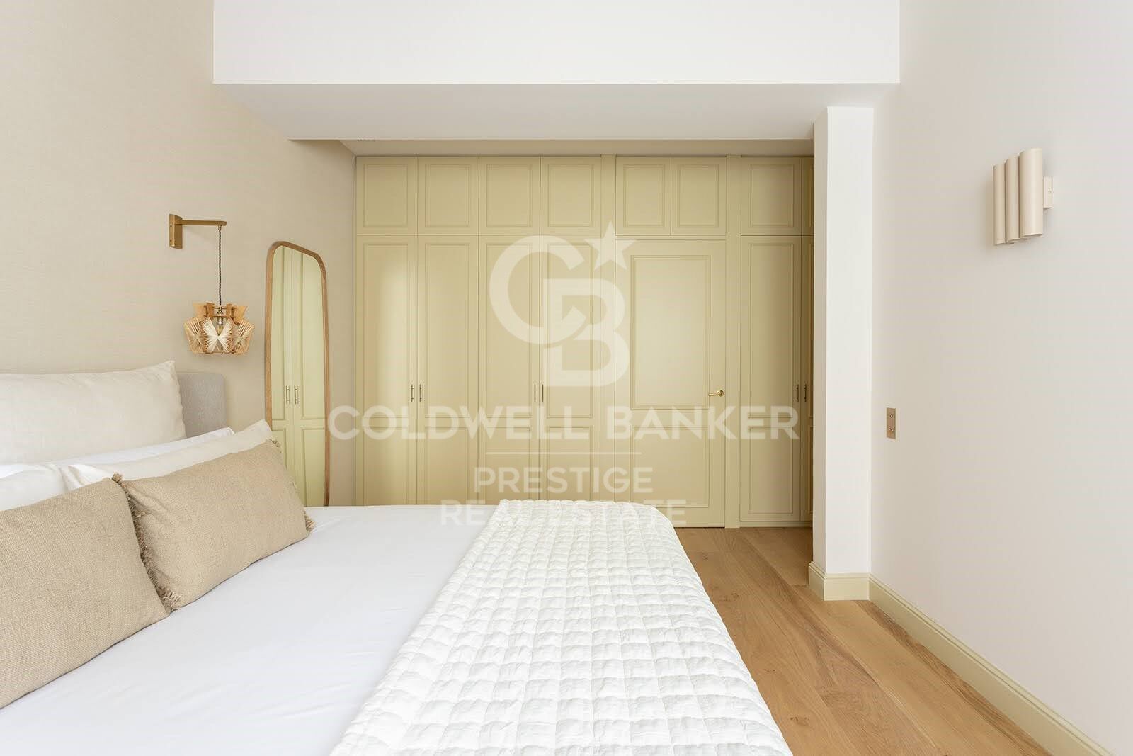 Passeig de Sant Joan · Appartement rénové avec terrasse privée