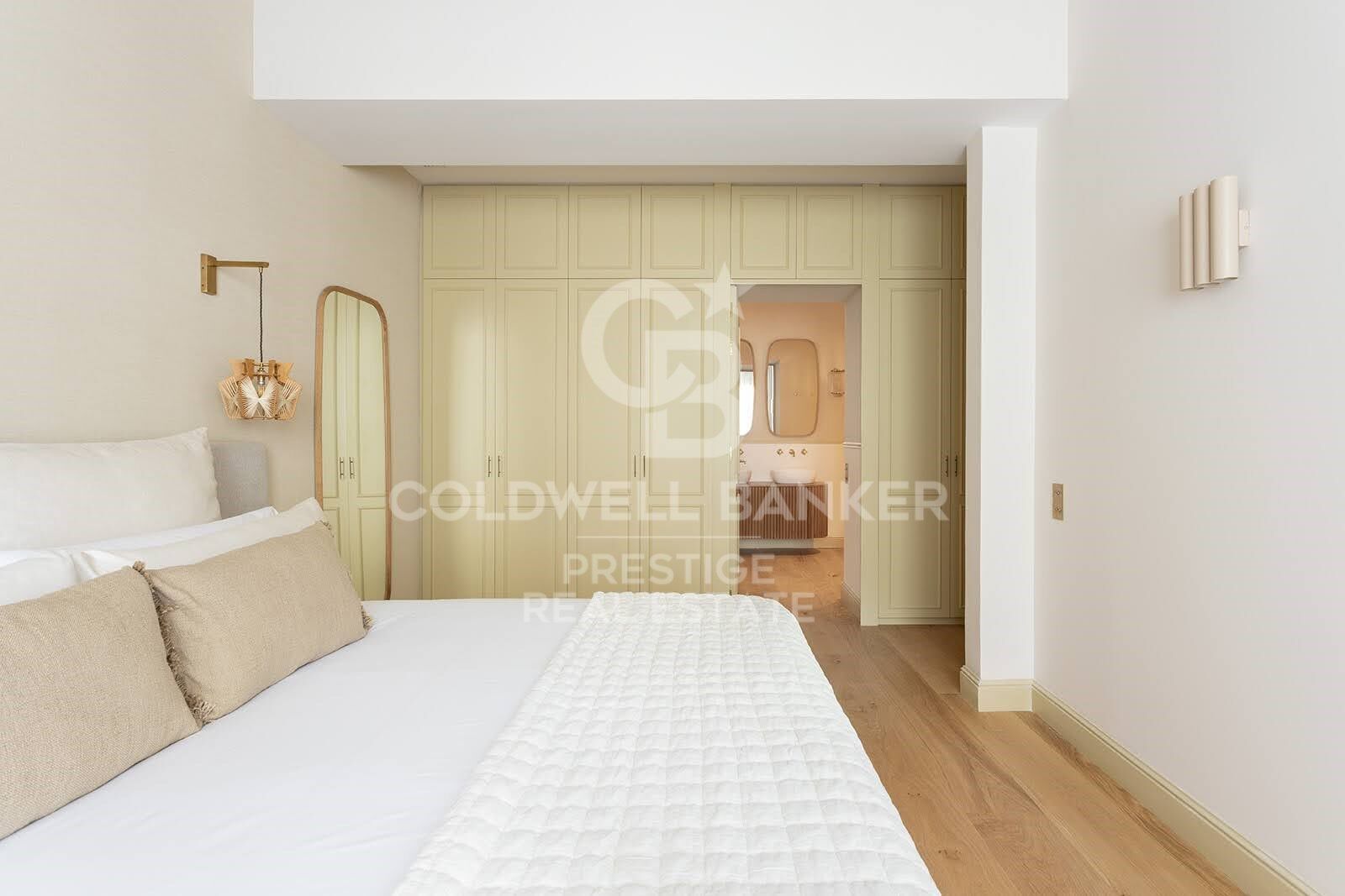 Passeig de Sant Joan · Appartement rénové avec terrasse privée
